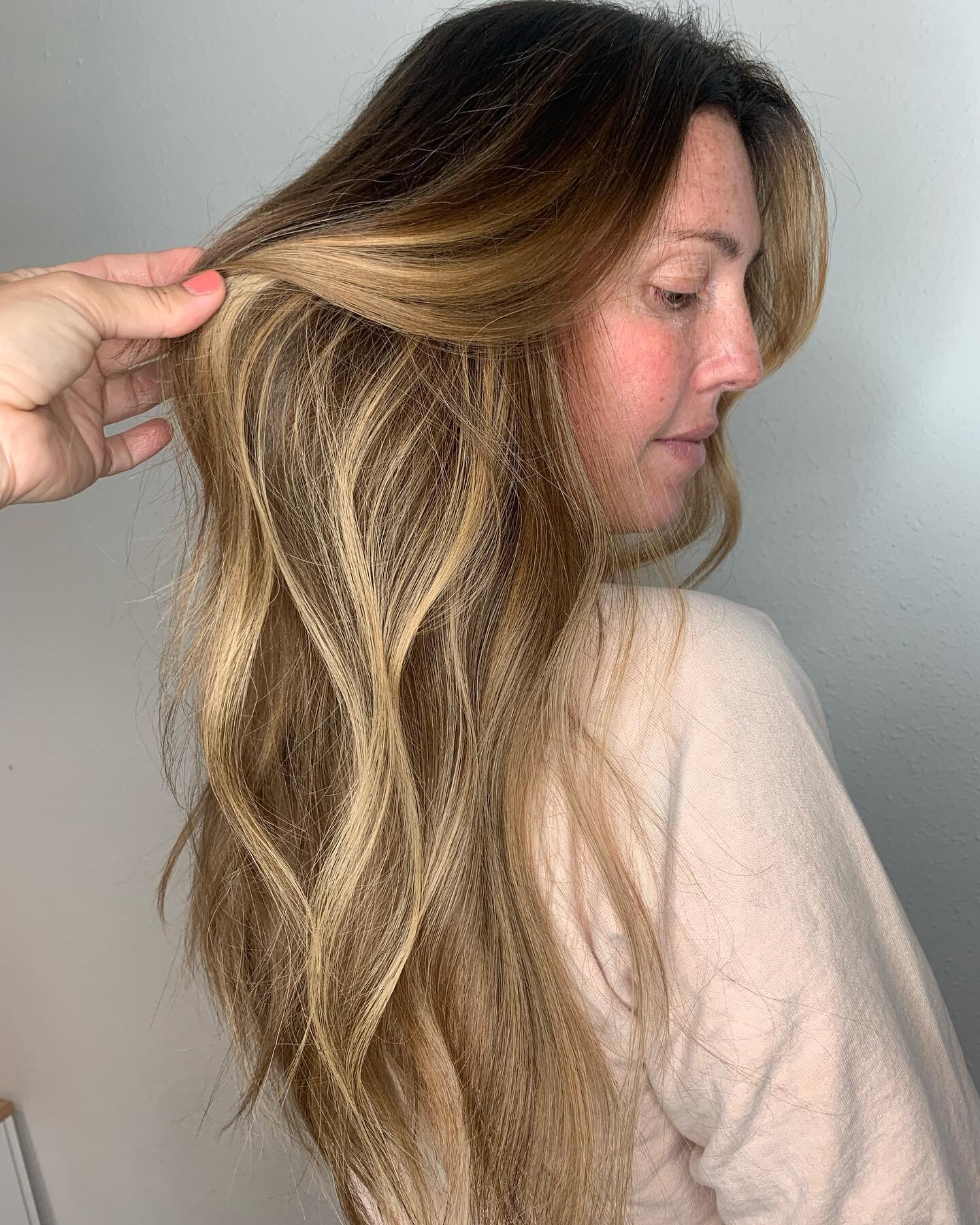 ✨Summer Ready ✨

This is my beautiful client&rsquo;s second set of luxury custom extensions. She wore her last set 4 1/2 months!

Flip right to see how healthy and long her natural hair is after her removal 💜 

Custom luxury extensions are strand by