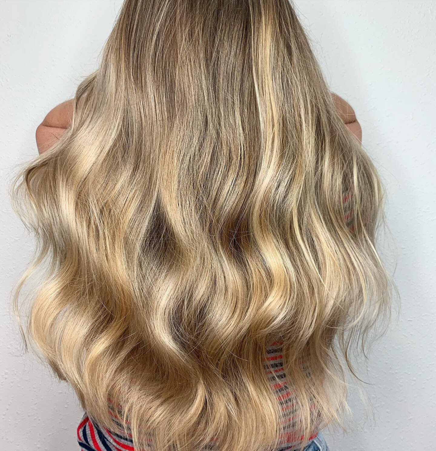 ✨Free-Hand Balayage ✨ 
Don&rsquo;t be jealous ladies&hellip; but that&rsquo;s all her natural hair! 

I love creating a lived-in look for my clients so their color looks beautiful, even it&rsquo;s been grown out for months. Especially for clients tra