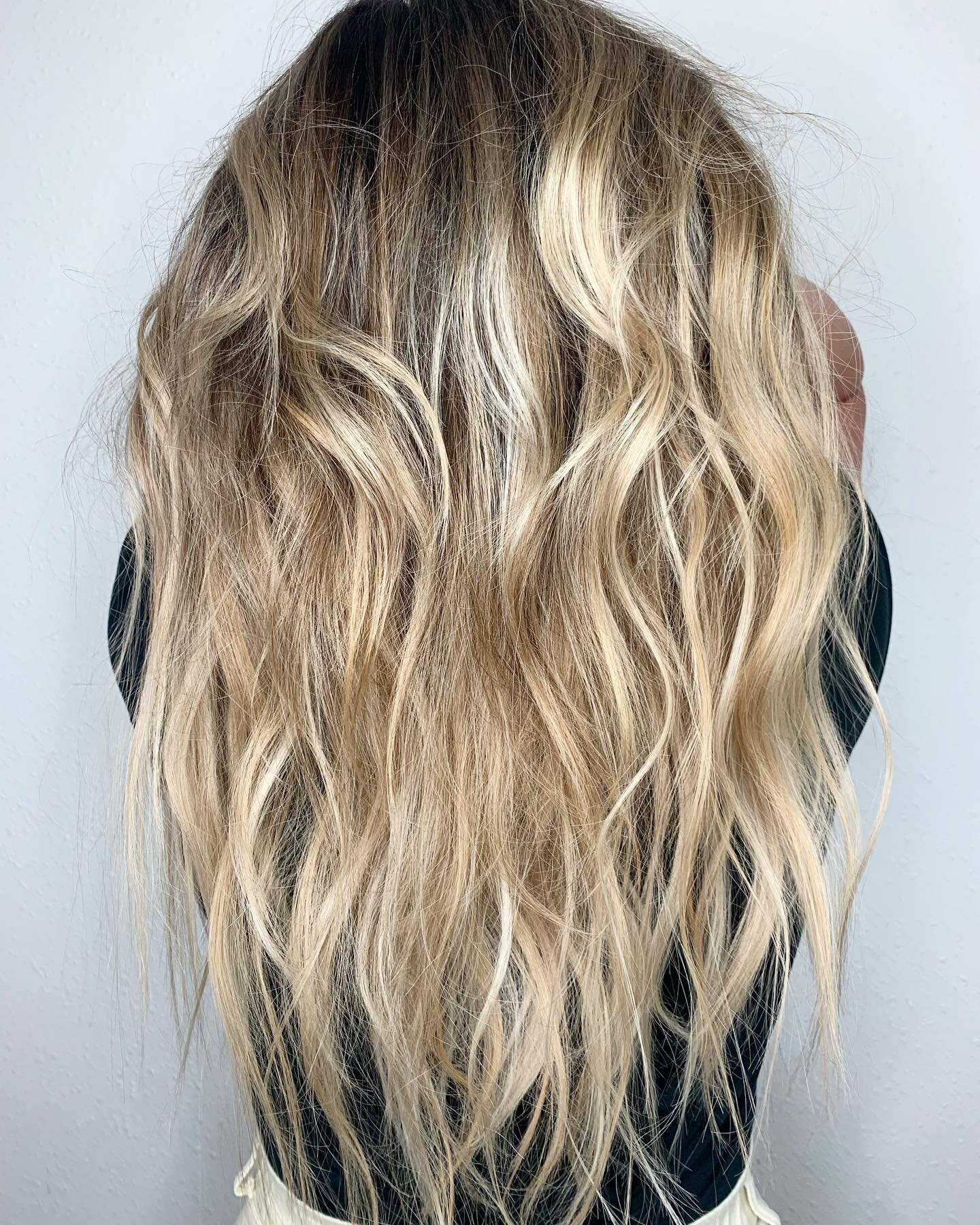 Depth &amp; Pops but make it sparkly and golden ✨ 

Around 200 strands of custom cut @greatlengthsusa ethically sourced luxury hair. I used 5 different rooted and ombr&eacute; tones. I did very minimal teasy lights for color, and opted to add in all 