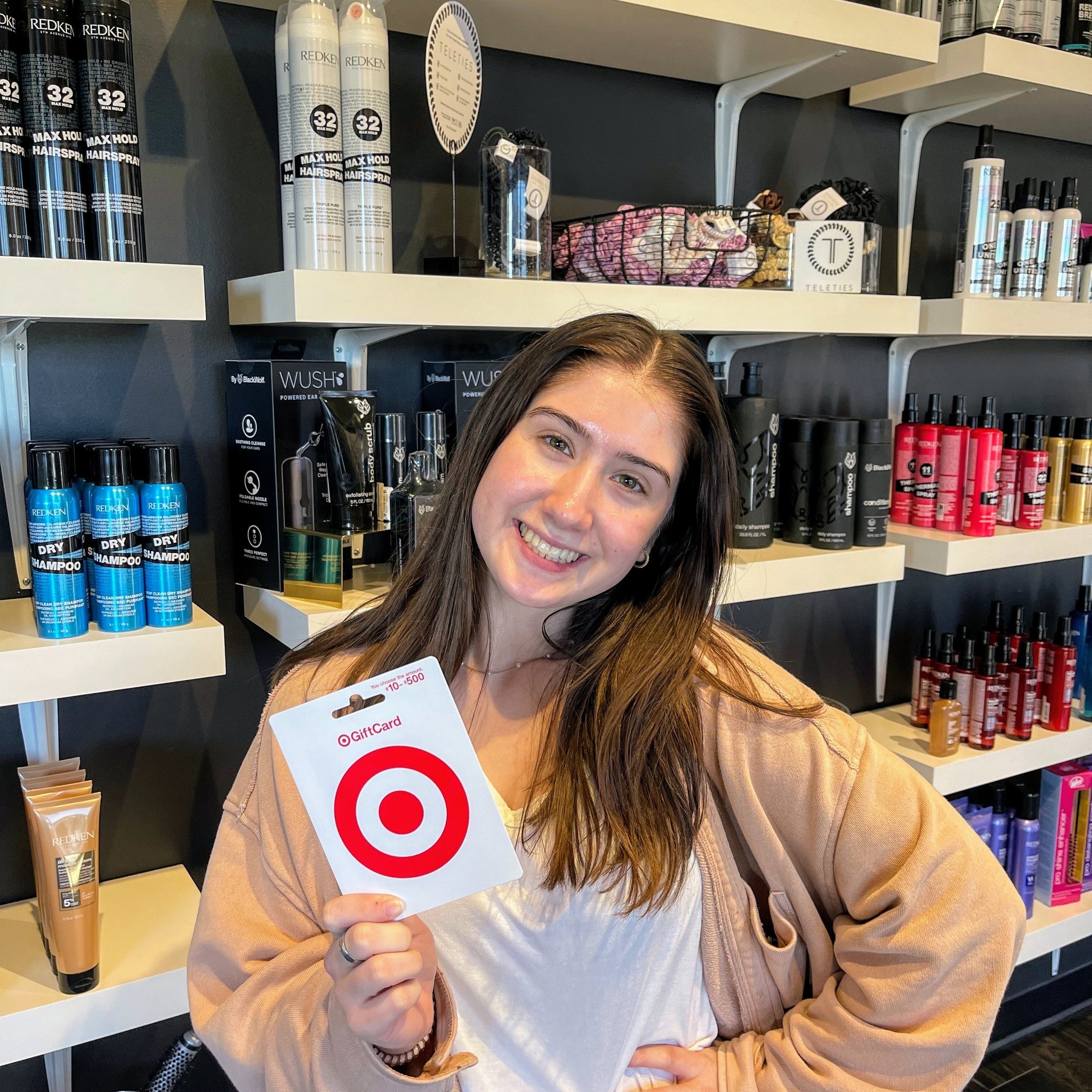 Happy 1 year anniversary to this girl! 🎯 Noelle, your hilarious and uplifting personality is what this team is all about! Cheers to more years with you 🥳