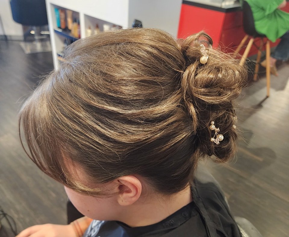 All the hair accessories to complete this look 🌼 

Formal Style by Veronica 

#formalhair #promhair #promupdo #wichitaprom #promseason #formalhairstylea #wichitahair #wichitastylist