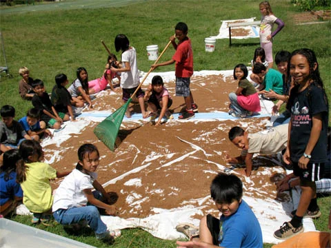 Waikiki School Students drying EM� Bokashi made previously