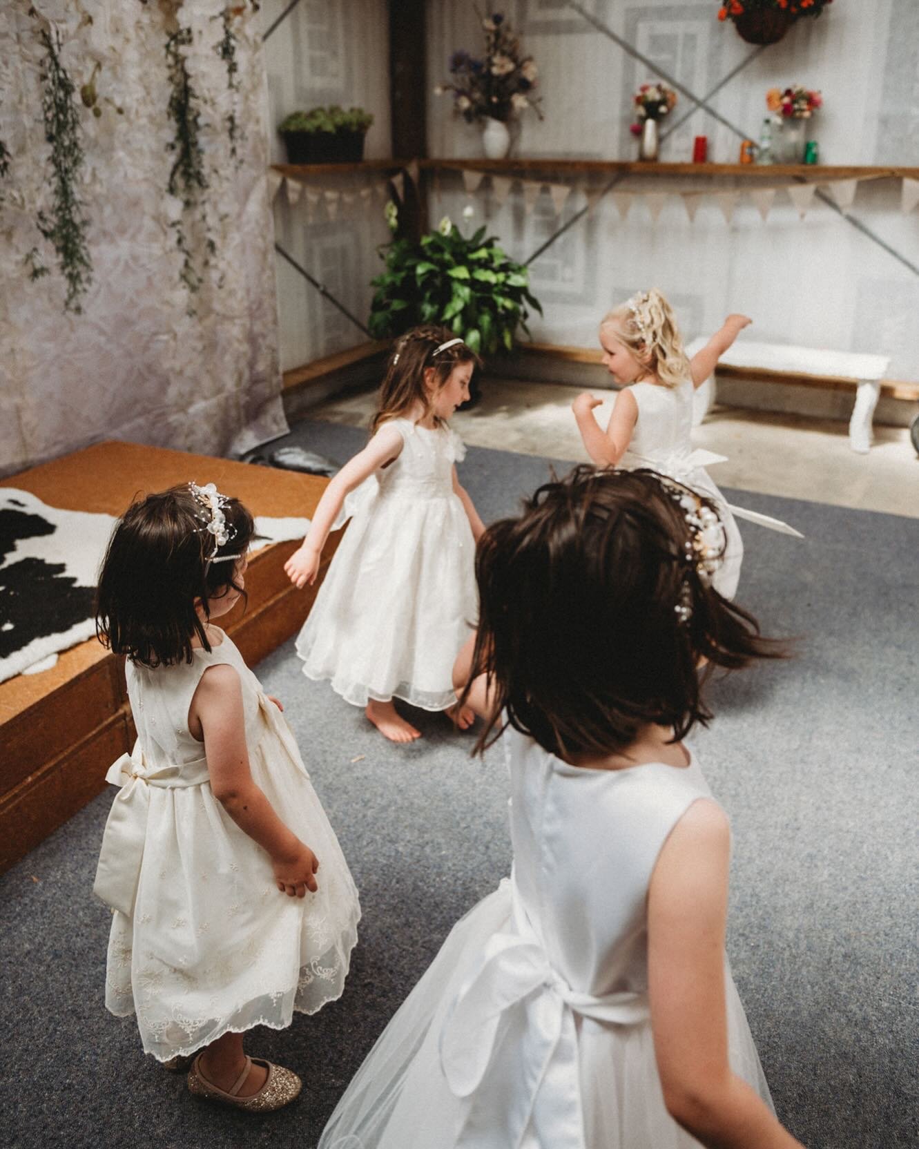 The joy of being a bridesmaid when you&rsquo;re little.

What an incredible year of work it&rsquo;s been&hellip; so, so many highs. One was capturing the wedding of @ashleighclairecooney and Andrew Cooney. The landscape, the kiddies, the barn filled 