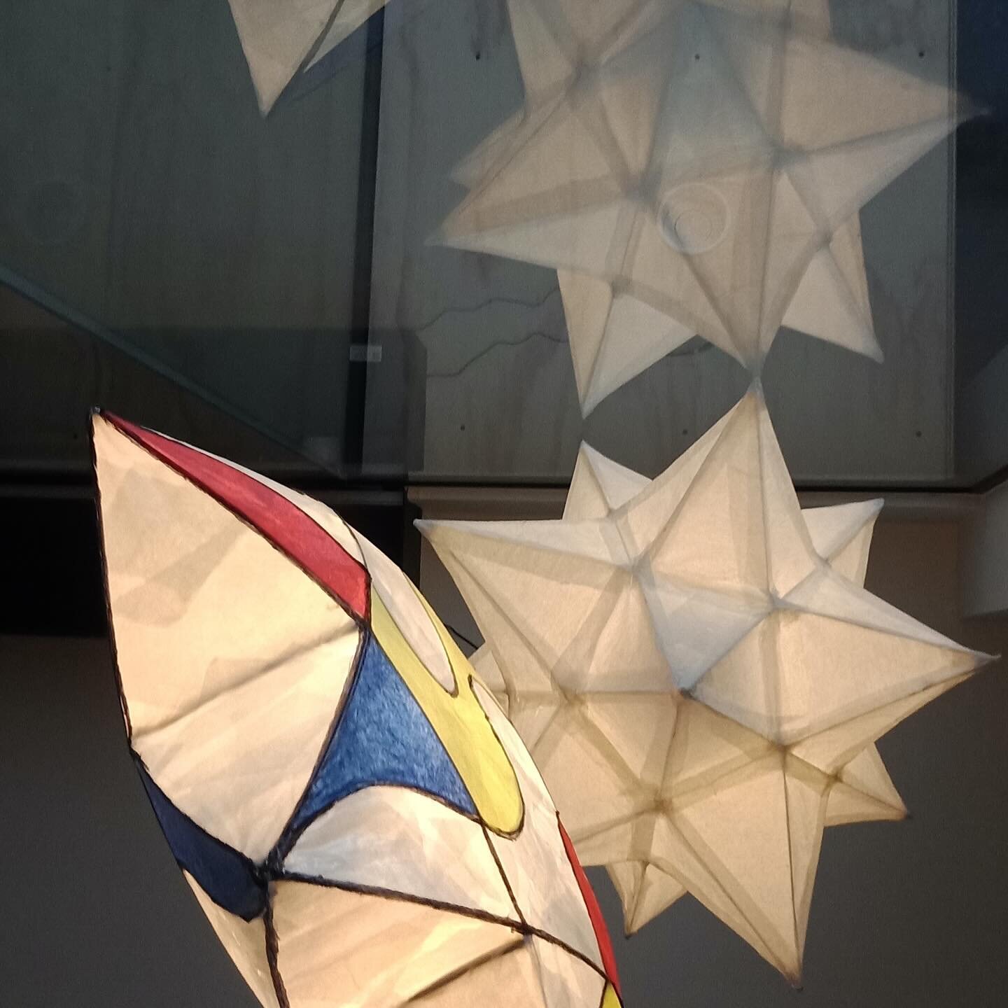 With 🌧️ continuing all week, why not spend a few hours with @crowrenate learning to make paper lanterns this Saturday.//

Yarra Ranges artist and lanterneer Renate will guide you to make and decorate a simple pyramid lantern to take home. Materials 