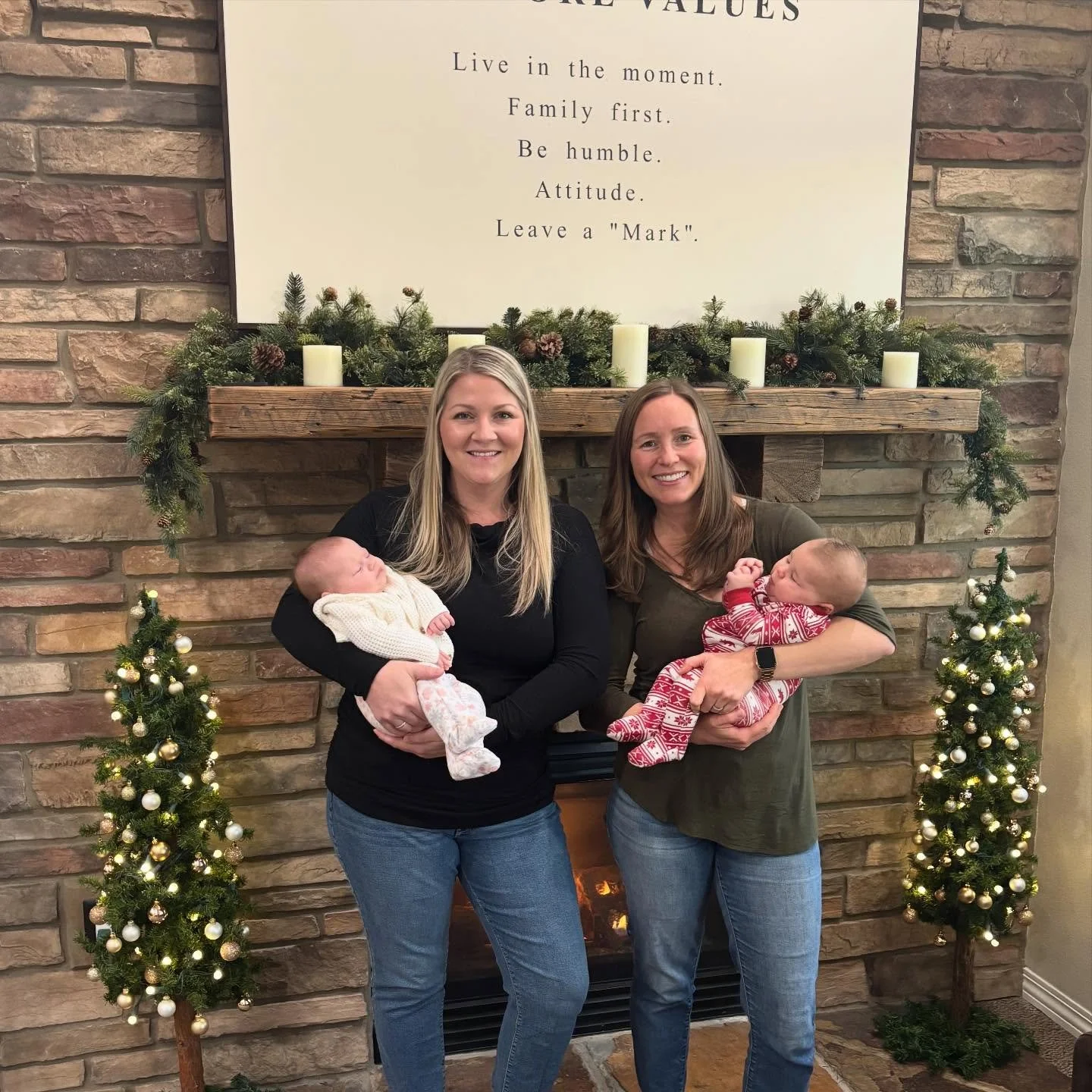 White Elephant, baby cuddles, and the best team around 🦷🤍 We loved starting the morning celebrating together and welcoming our newest little additions!
Moments like these make the workdays better and remind us how lucky we are to have such a great 