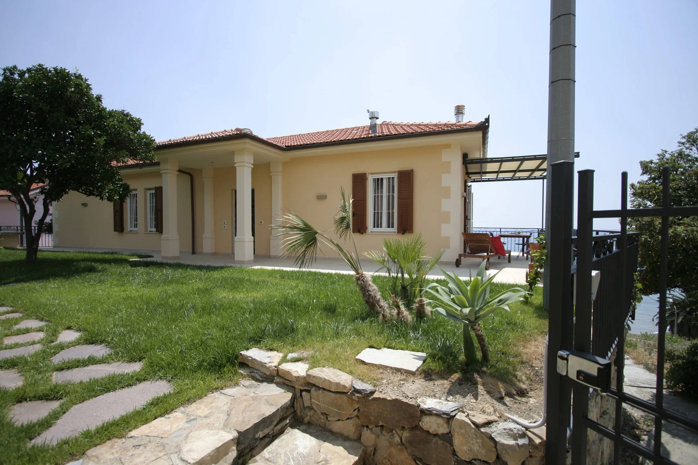  Si è scelto di rivolgere gli affacci di tutte le camere verso sud, dal lato del mar, privilegiando la ricerca della luce e dei cannocchiali panoramici, cercano tuttavia di non perdere contatto con l'accogliente giardino privato sul retro. 