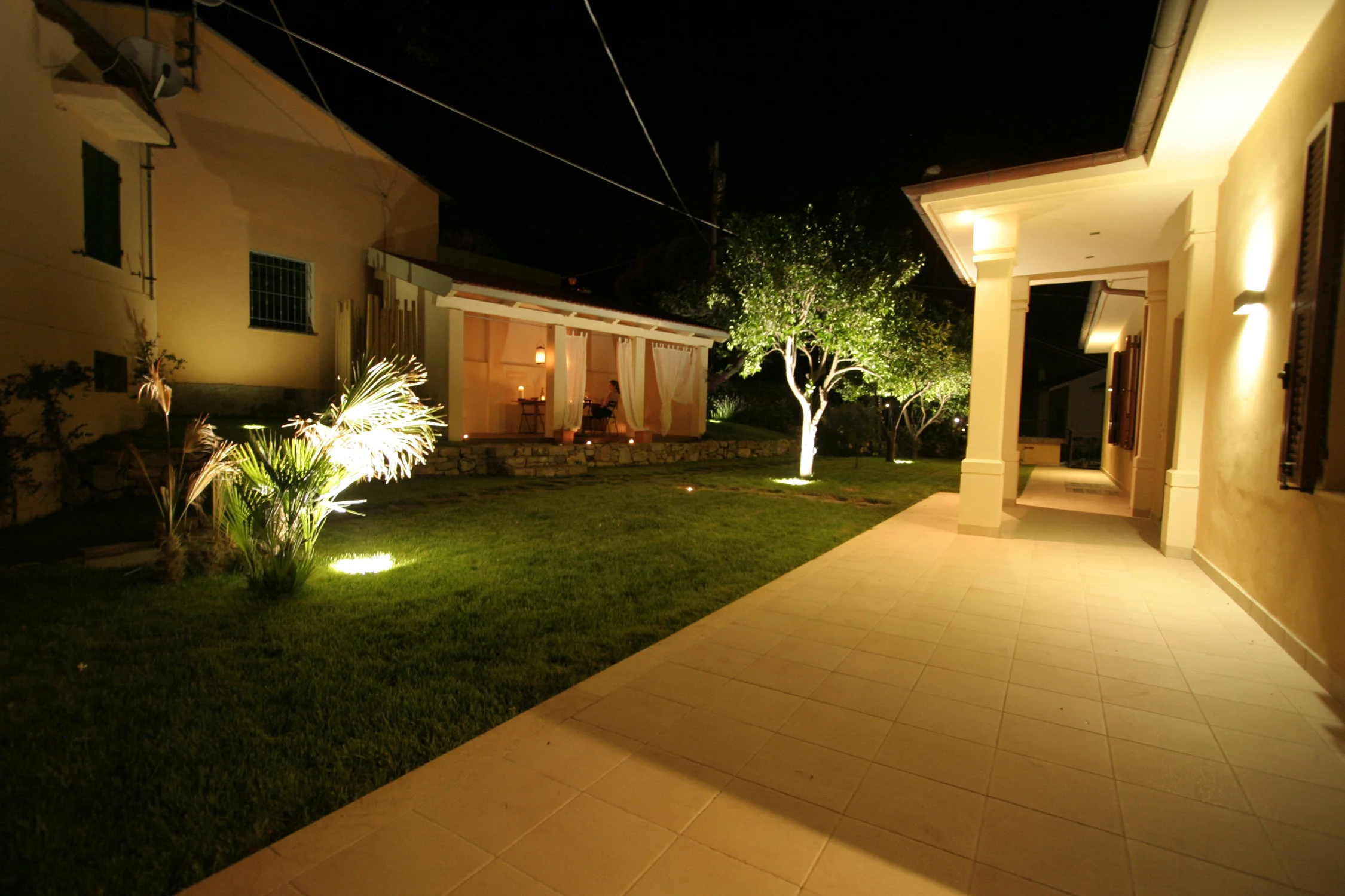  La riservatezza del giardino è stata ottenuta impiantando dei filari di rampicanti dalle fioriture differenti sia sulle murature cieche degli edifici limitrofi sia sulle recinzioni. 