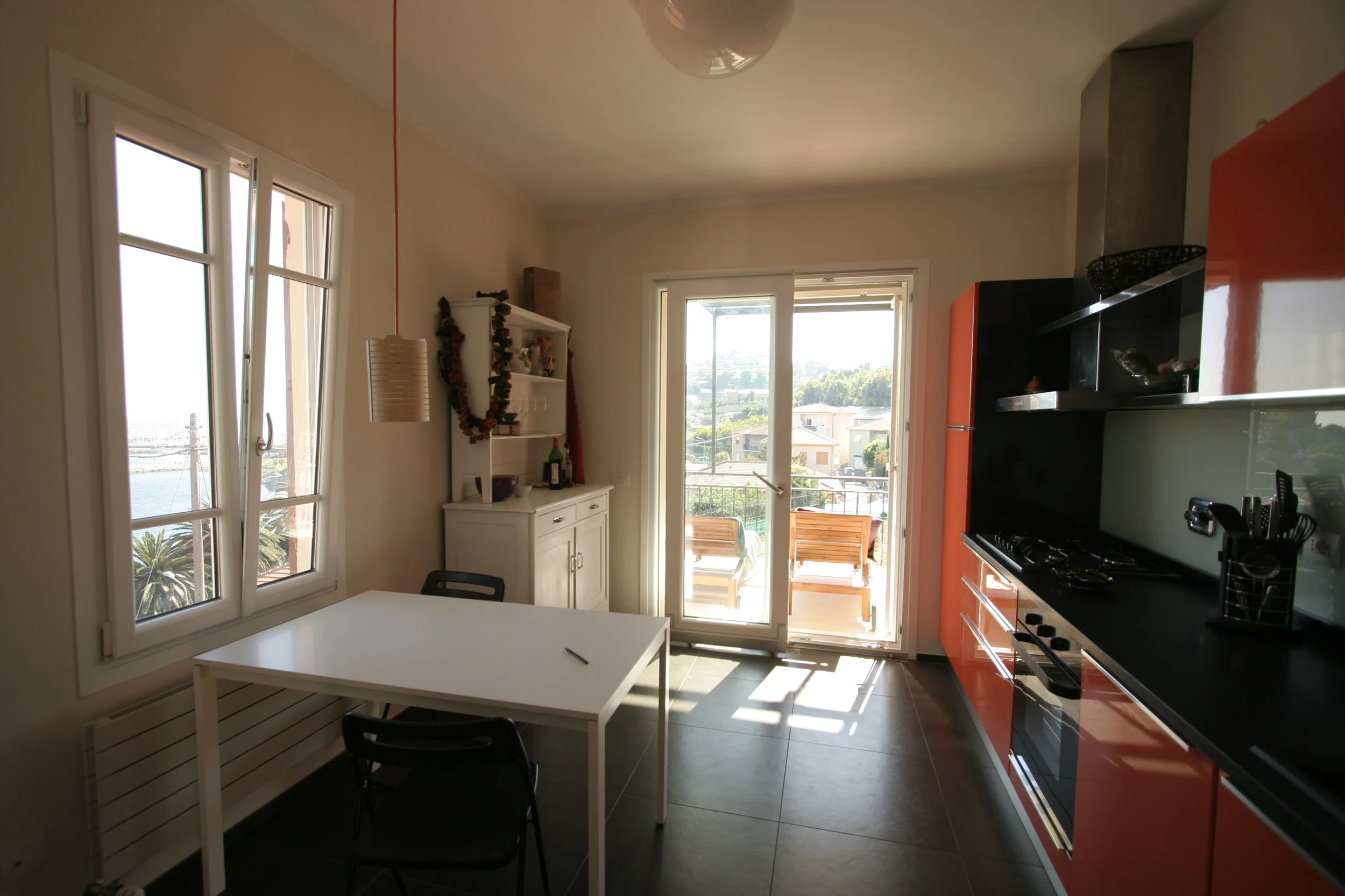  La zona giorno, e in particolare la cucina, affacciano su una terrazza panoramica che sfoga verso il giardino sul retro dove un ex magazzino è stato trasformato in gazebo con suggestioni da salotto marocchino per le cene nelle serate ventose o le si