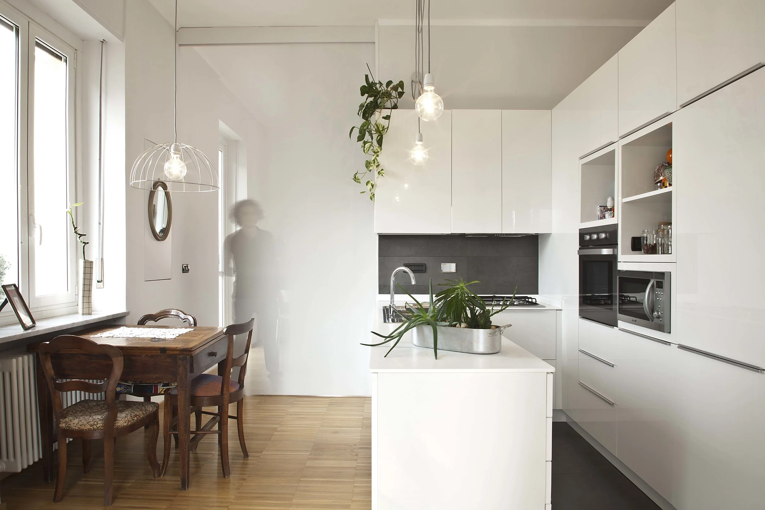   Il mobile laccato bianco , come una meridiana, attraversa tutti gli ambienti domestici adeguando le proprie funzionalità agli ambienti che attraversa: ripostiglio e lavanderia per l’ ingresso, cucina e dispensa per il living, guardaroba e letto con