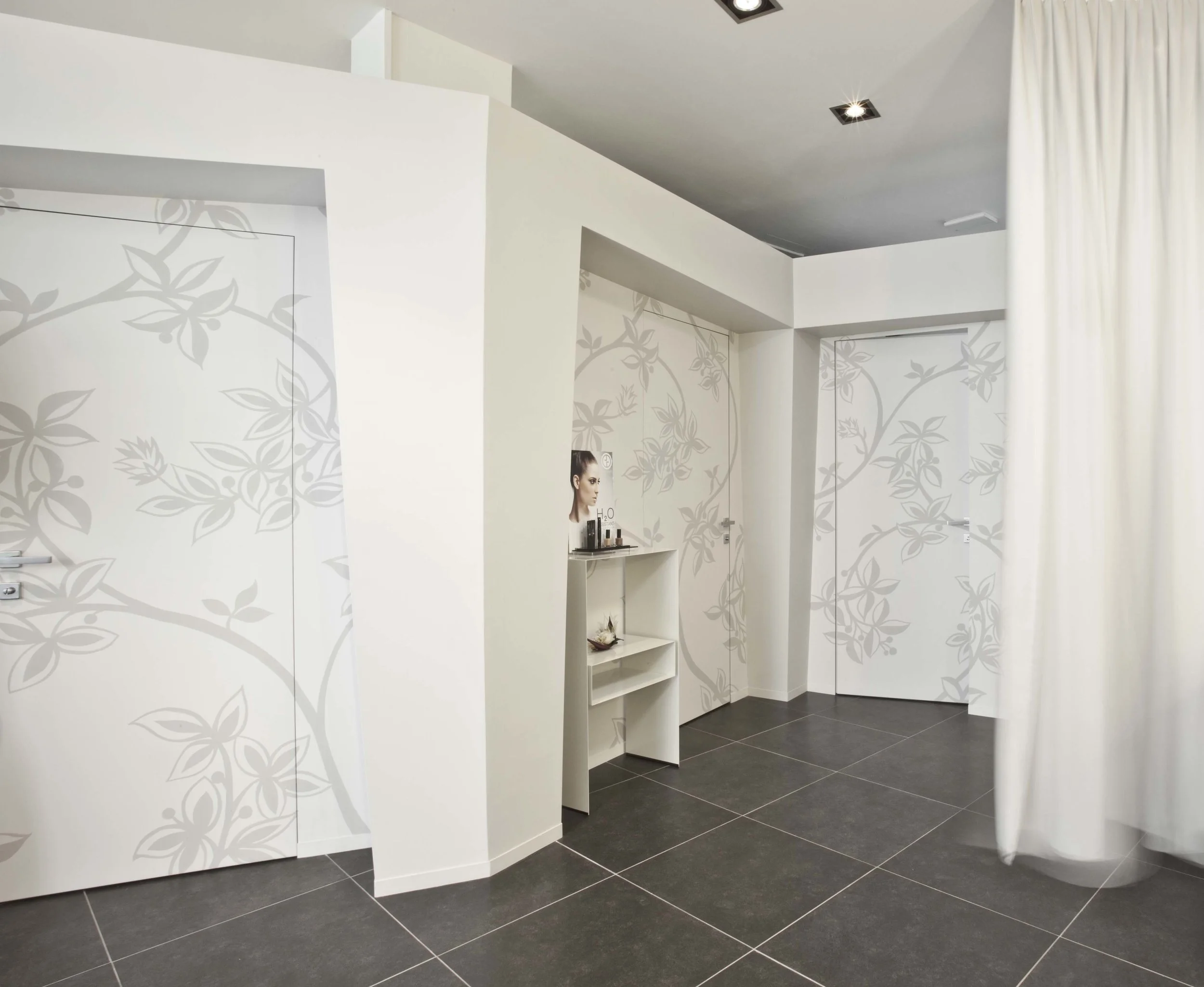  La negazione dell'ortogonalità nella distribuzione, propone al fruitore un senso di perdita della dimensione reale e di disorientamento spaziale funzionali ad amplificare il distacco dall'ambiente esterno.   