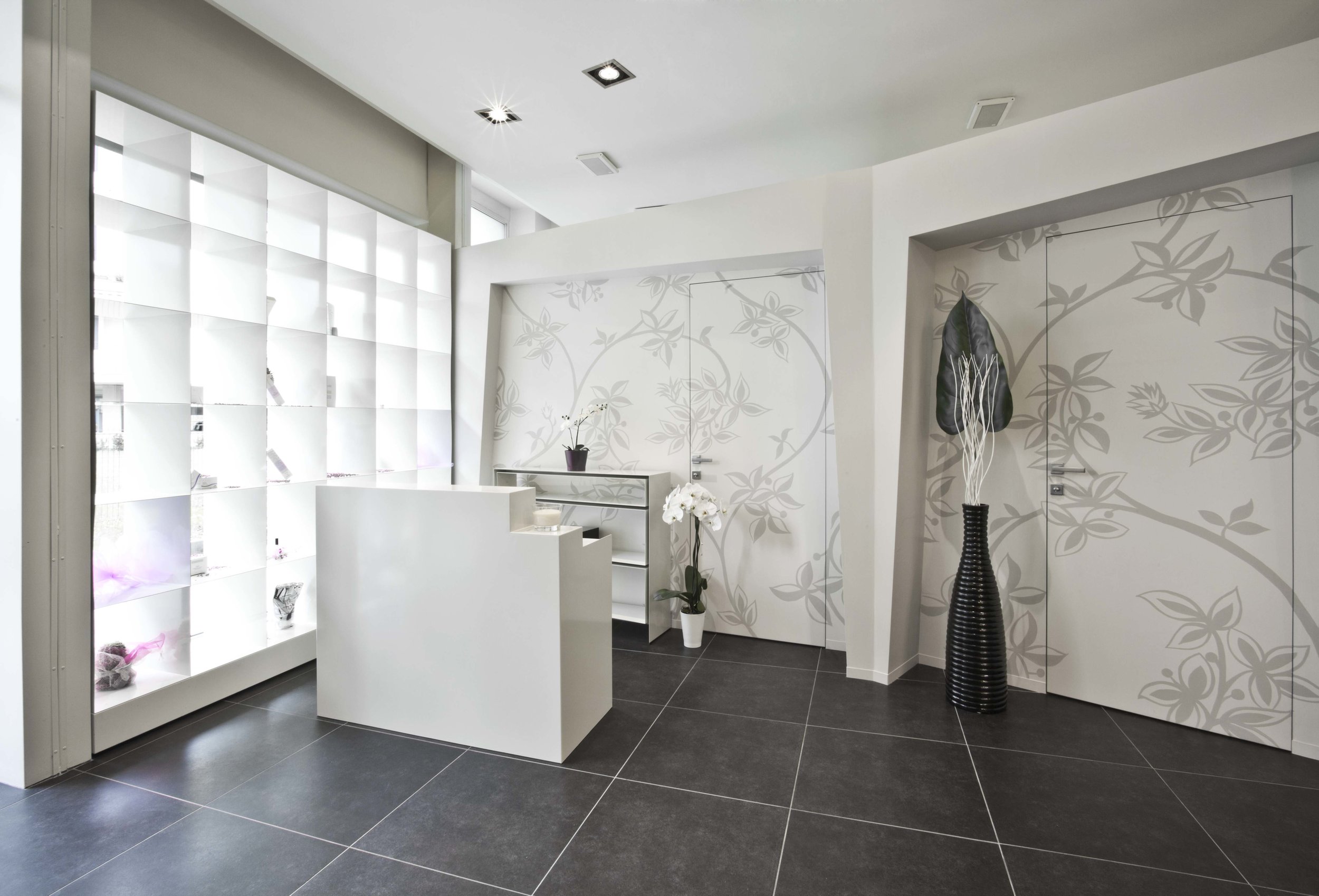  L'obbiettivo era quello di realizzare un locale subito riconoscibile, che trasmettesse la competenza di uno studio medico abbinata alla confidenzialità di una sala da the; un luogo in cui i clienti, per il tempo di un trattamento, potessero prenders