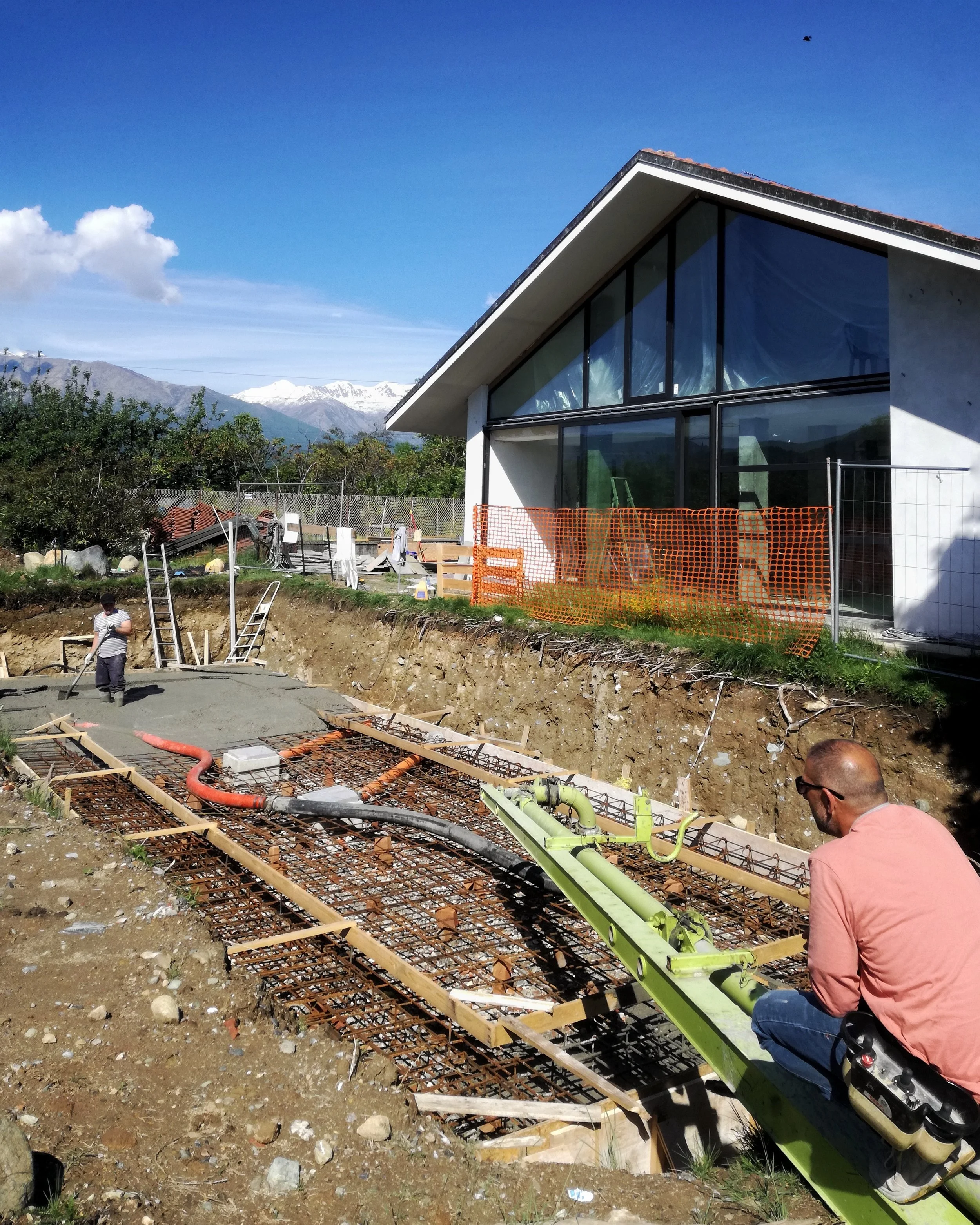 Giaveno - oggi si getta la platea della piscina