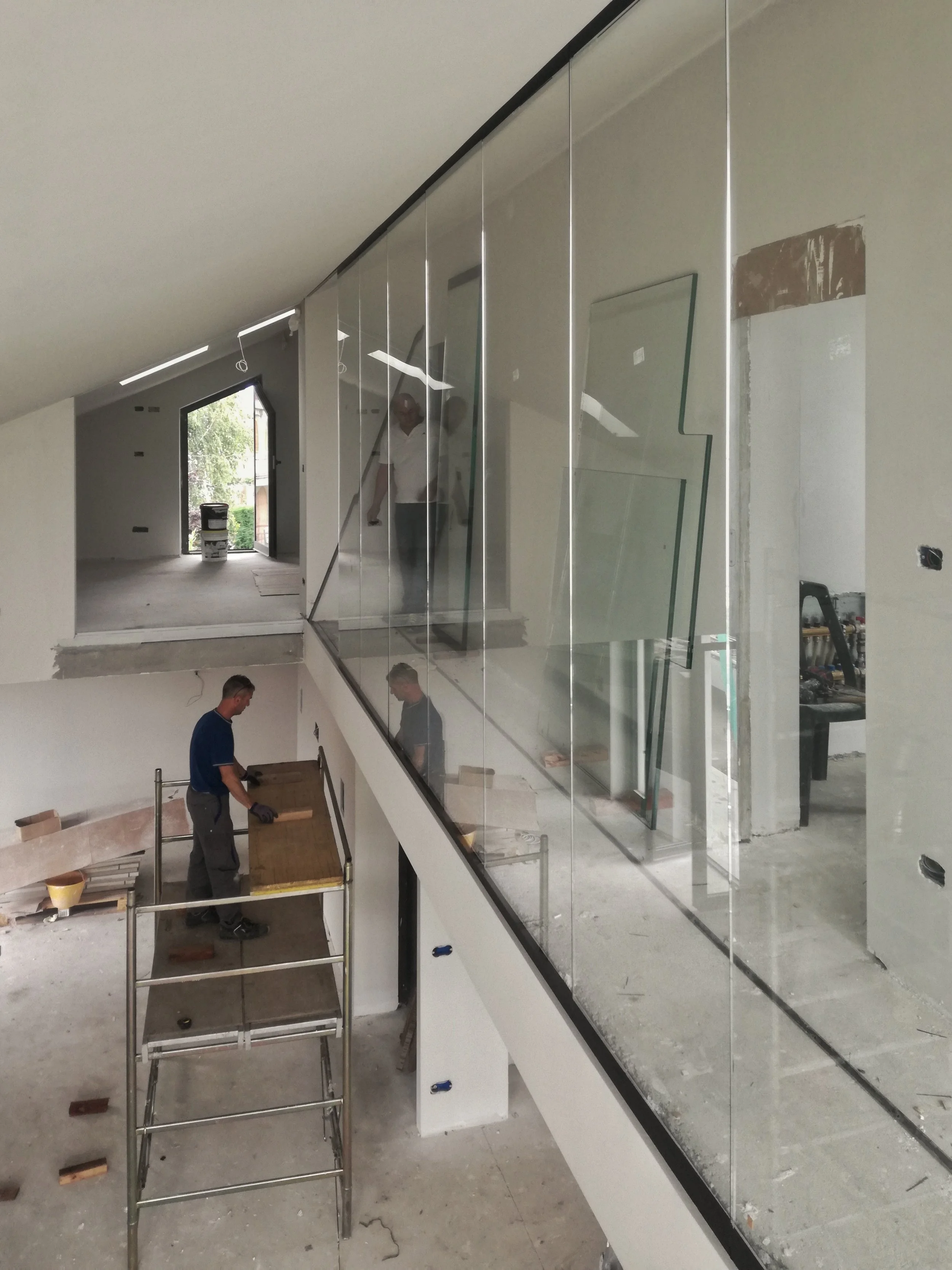 Giaveno - Montaggio vetrate su doppia altezza.