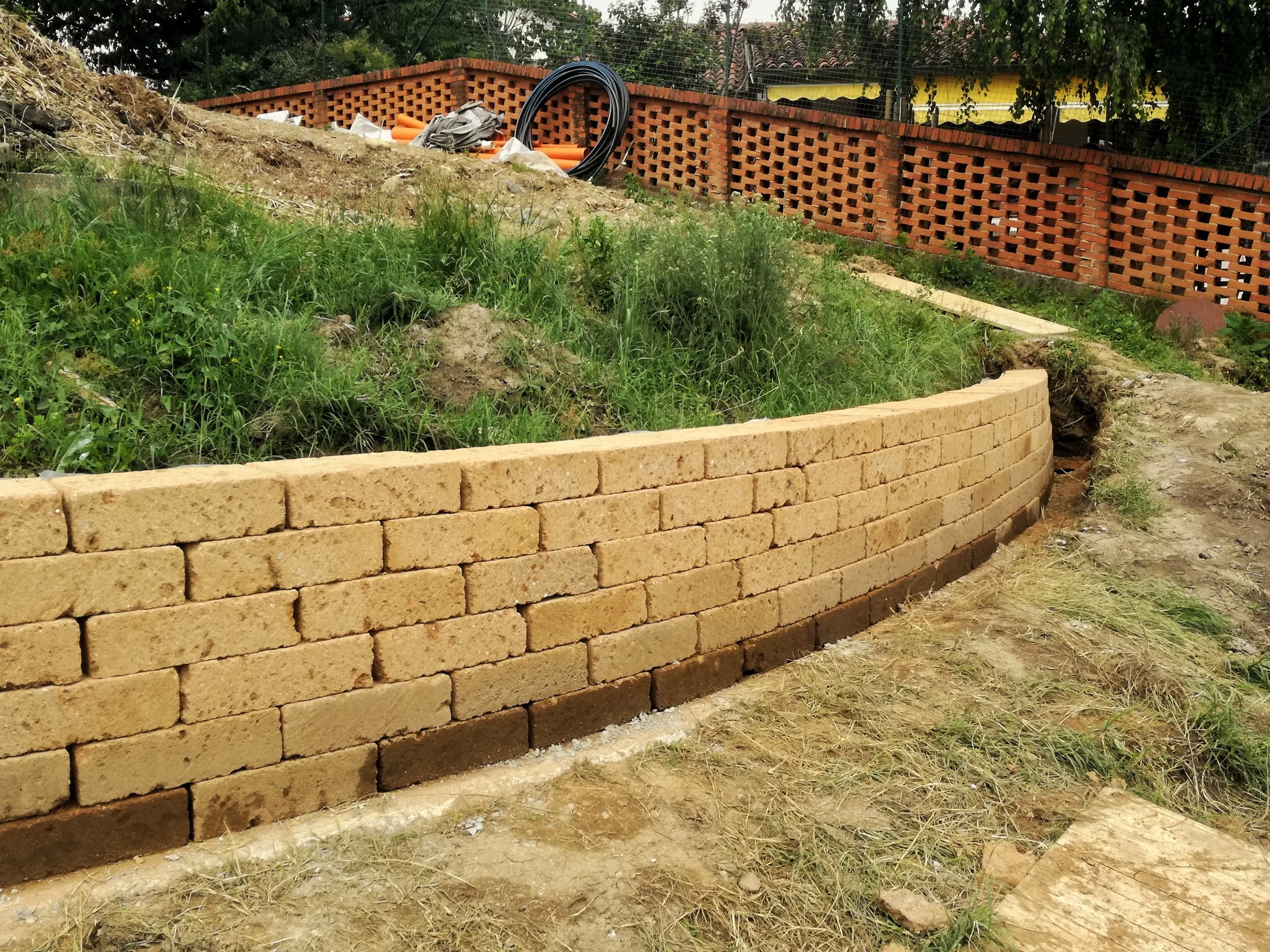 Giaveno - Murature in tufo per realizzare un giardino con terrazze.