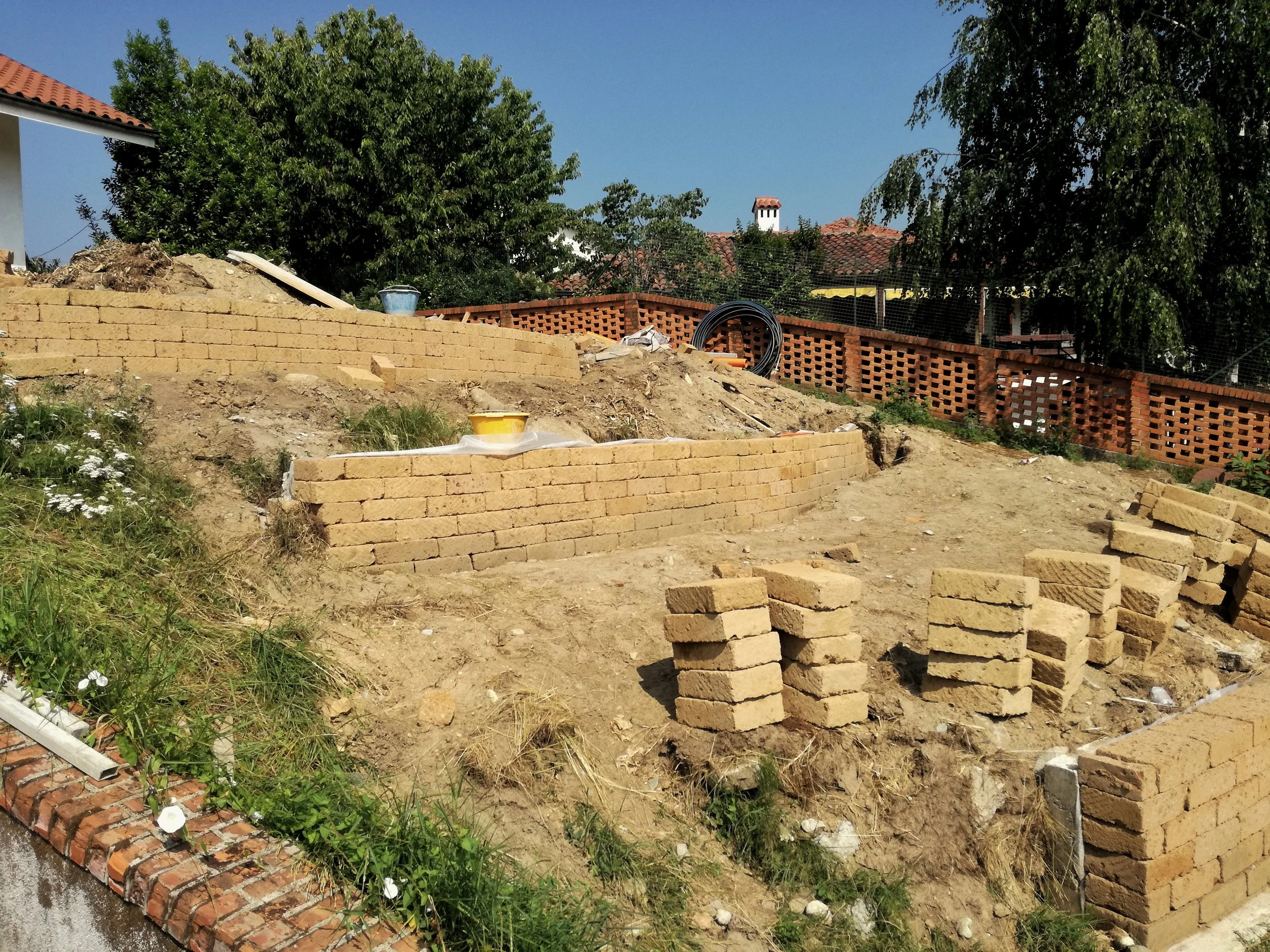 Giaveno - Procedono i lavori di terrazzamento del giardino.