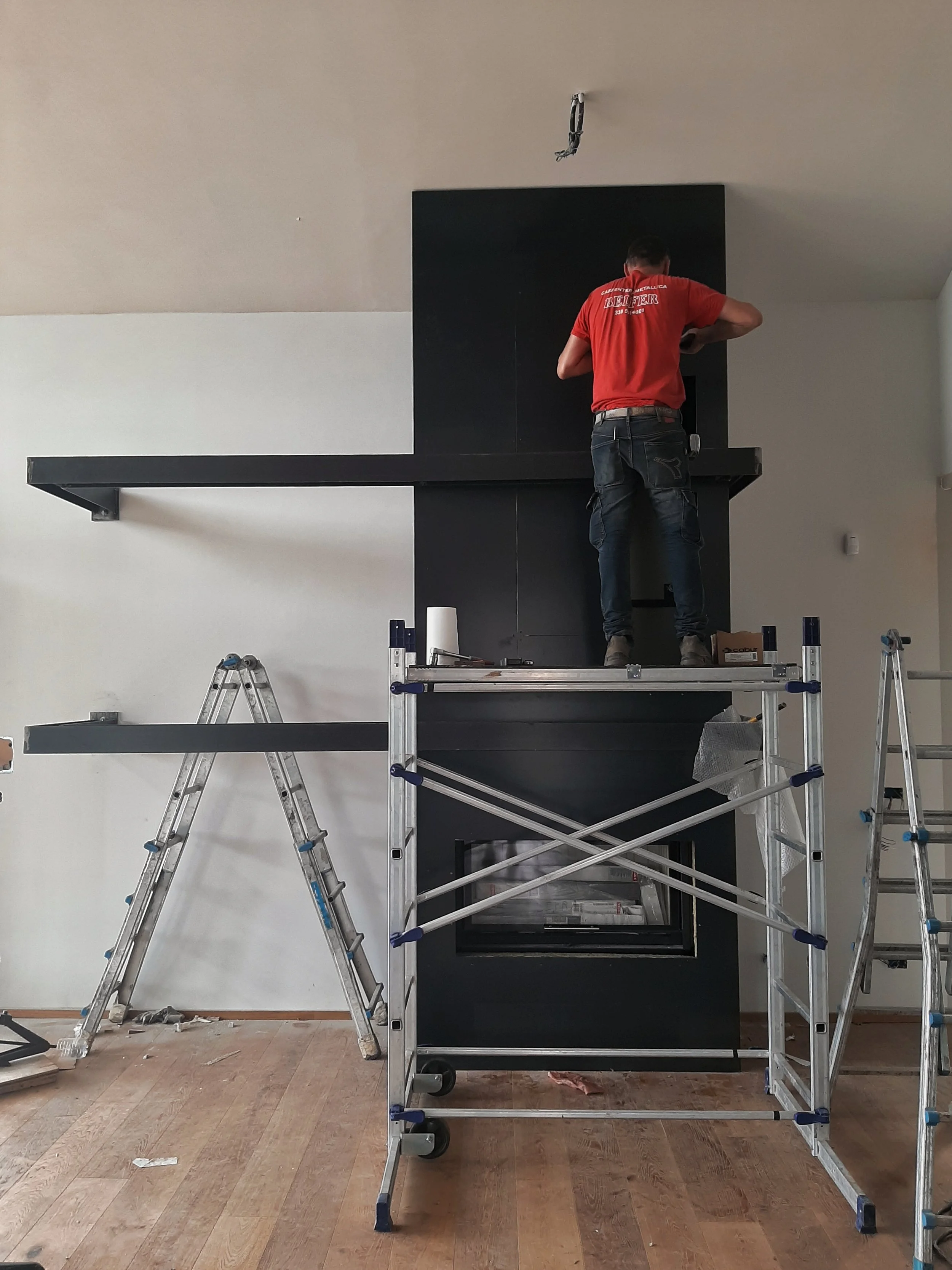 Giaveno - Montaggio struttura caminetto e fabbro.