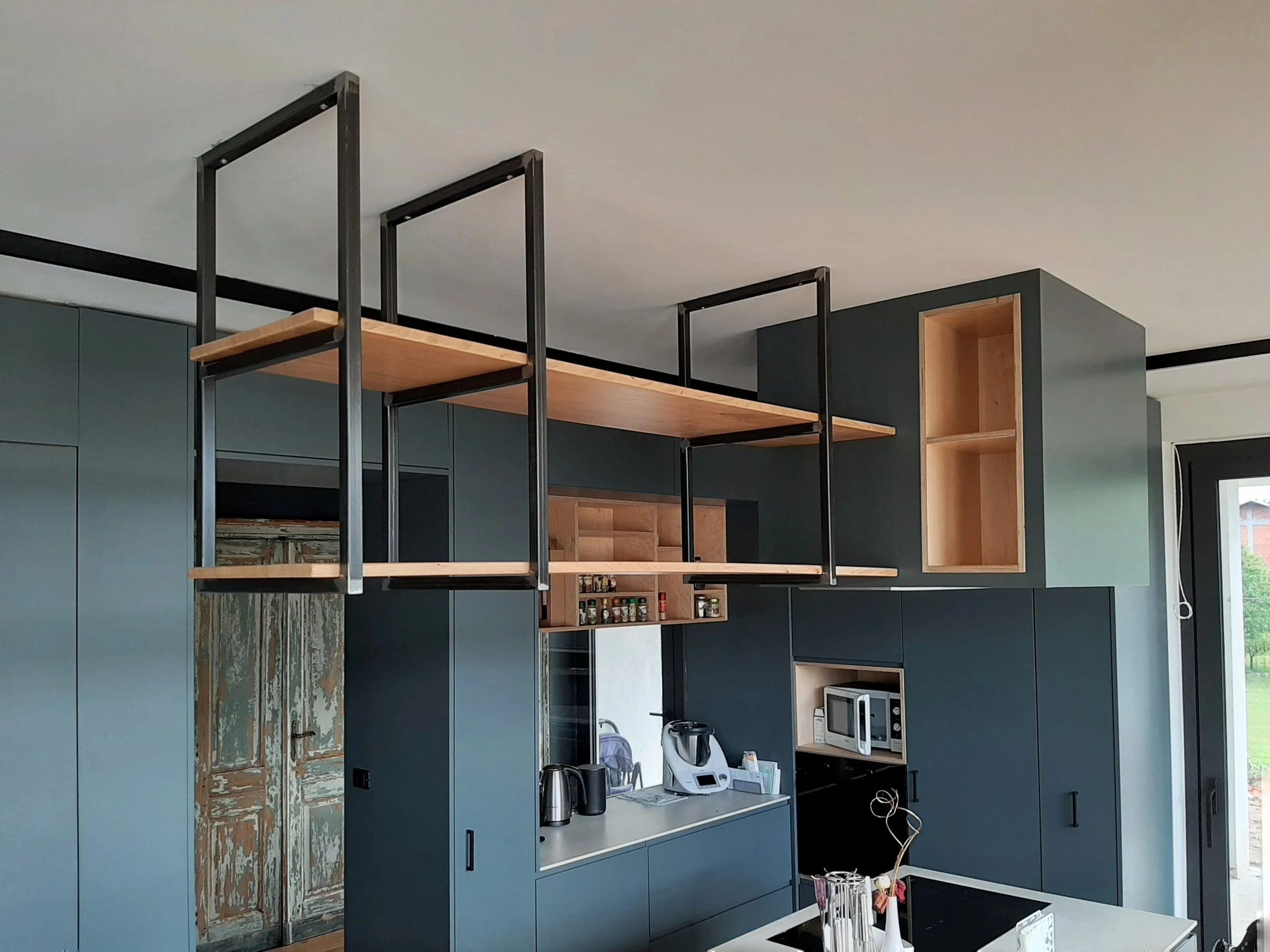 Giaveno - Arredo sospeso per cappa.