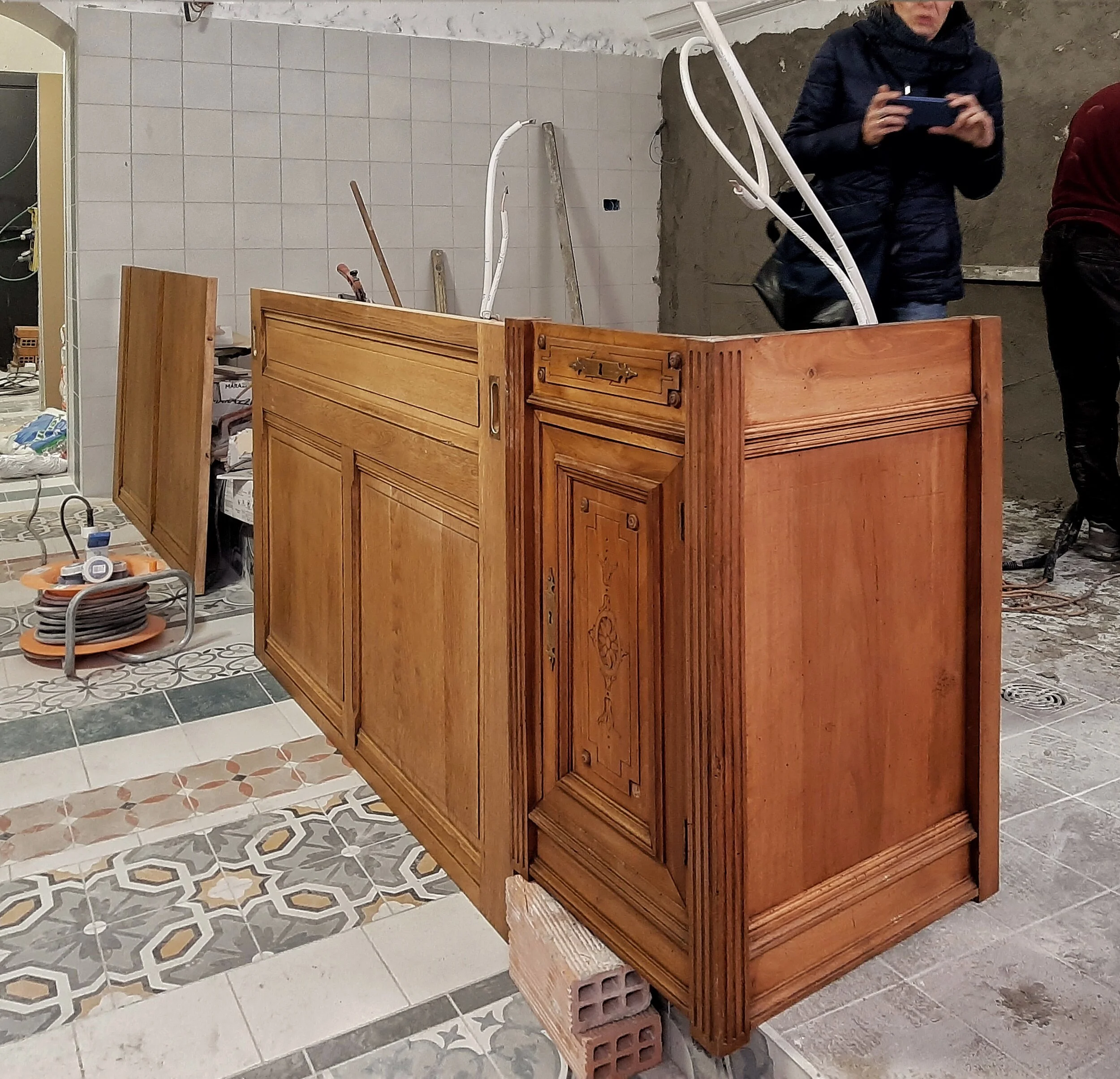 Bugotta - Prove di rivestimento bancone.