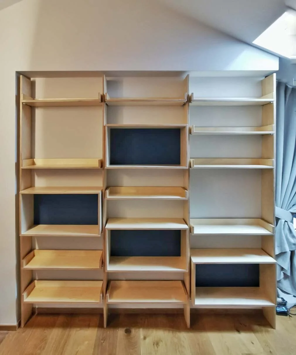 Giaveno - Libreria a vassoi su misura appena realizzata.