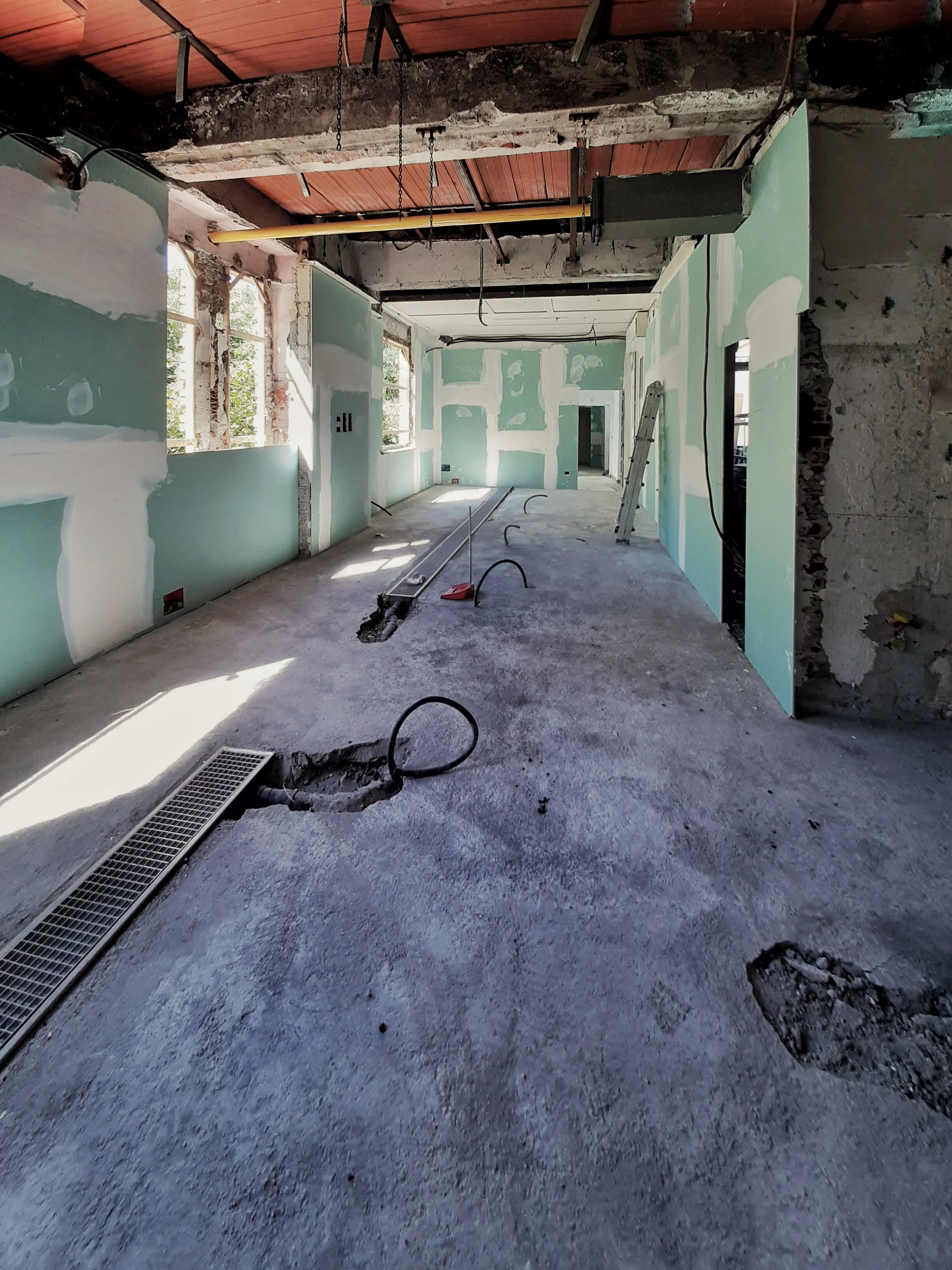 Il Pacchero - Muri raddrizzati, sottofondi e griglie realizzati nella cucina.