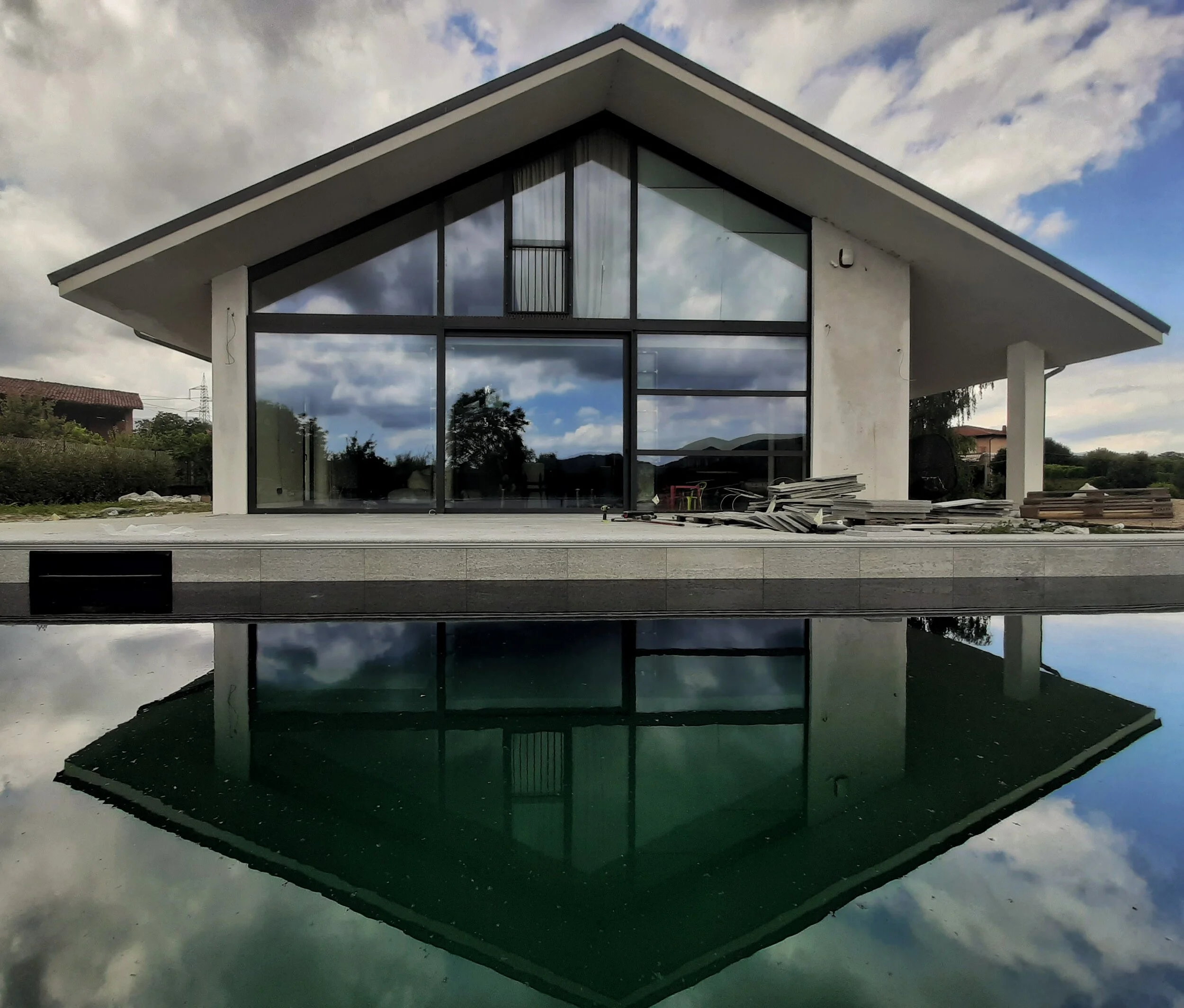 Giaveno - Pavimentazione terminata e piscina in funzione.