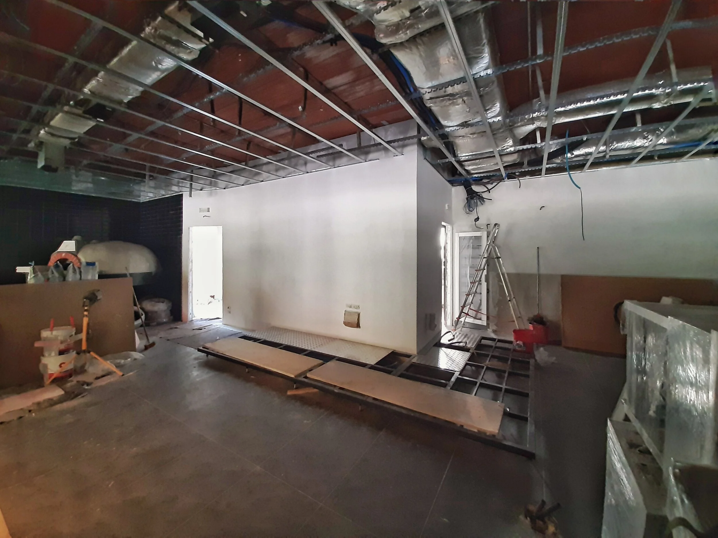 Il Pacchero - Installazione pedana e decorazioni nella zona bancone.