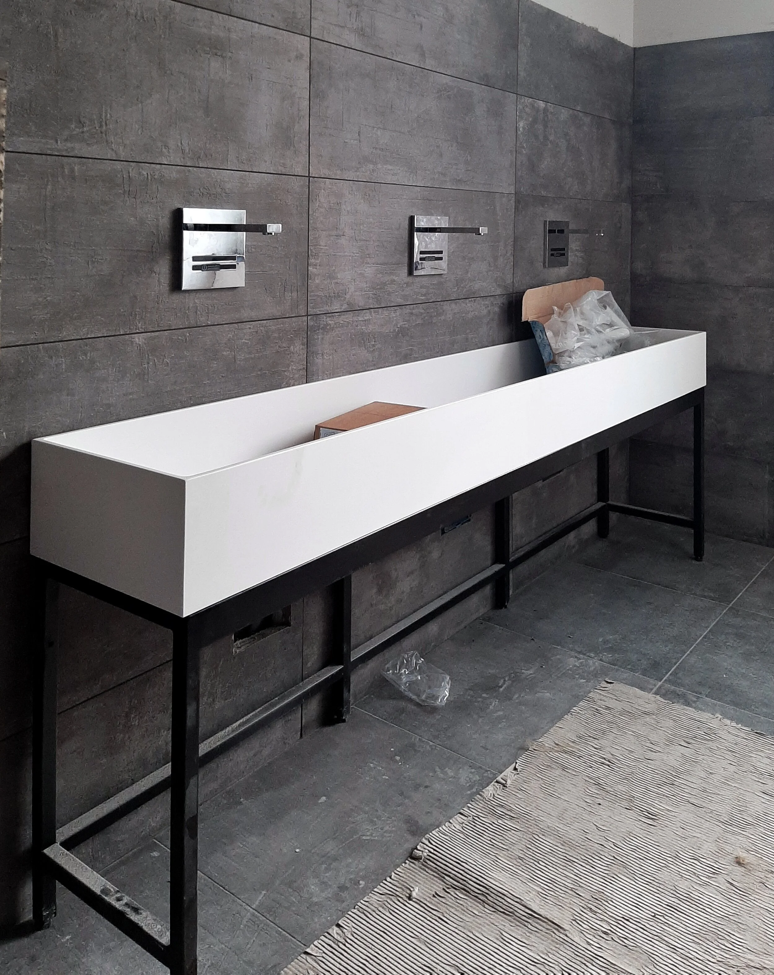 Il Pacchero - Lavabo su misura in Corian.