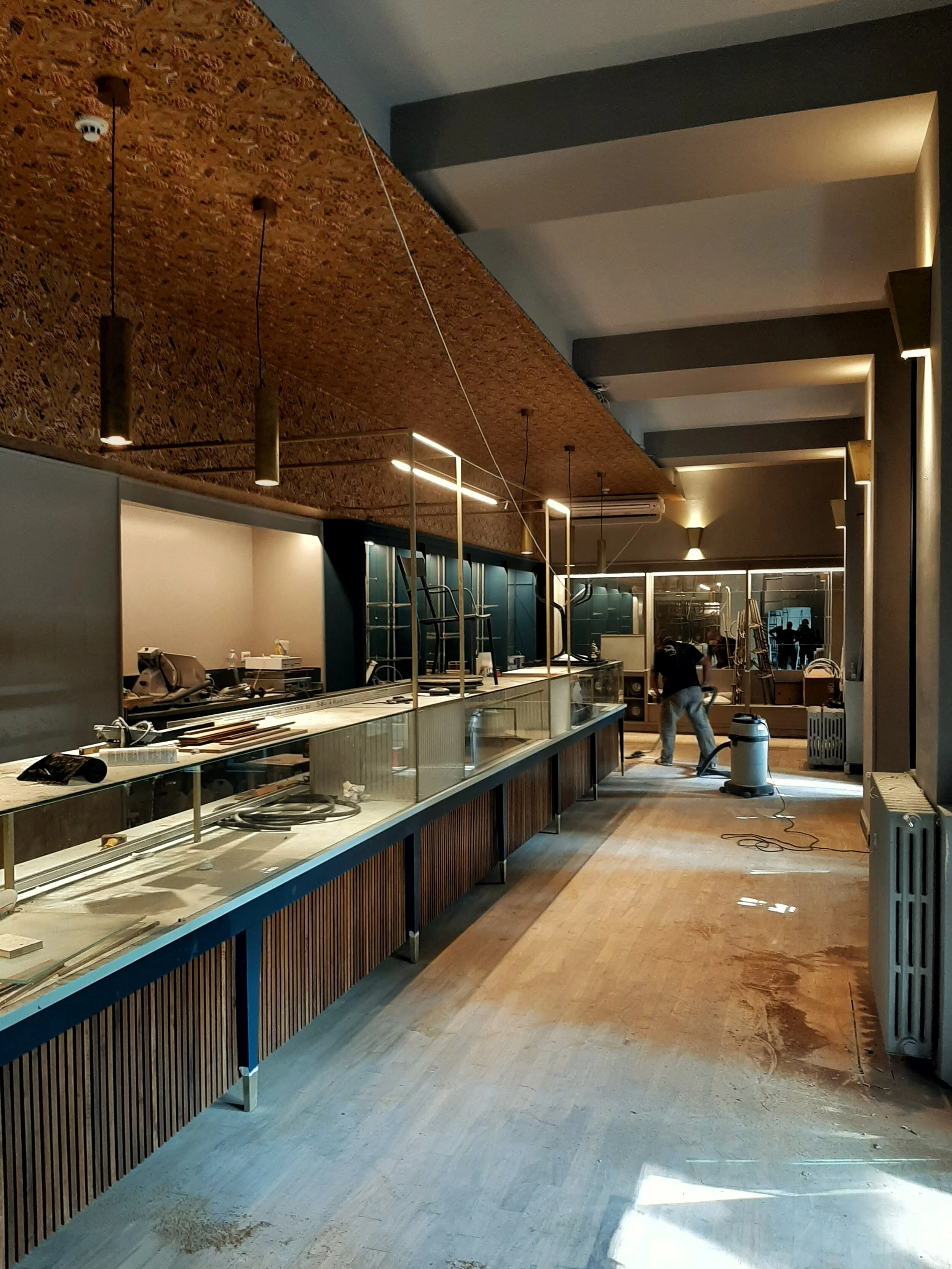 Corso Vittorio Emanuele II - Raschiatura pavimento esistente in ulivo e nuova carta da parati.