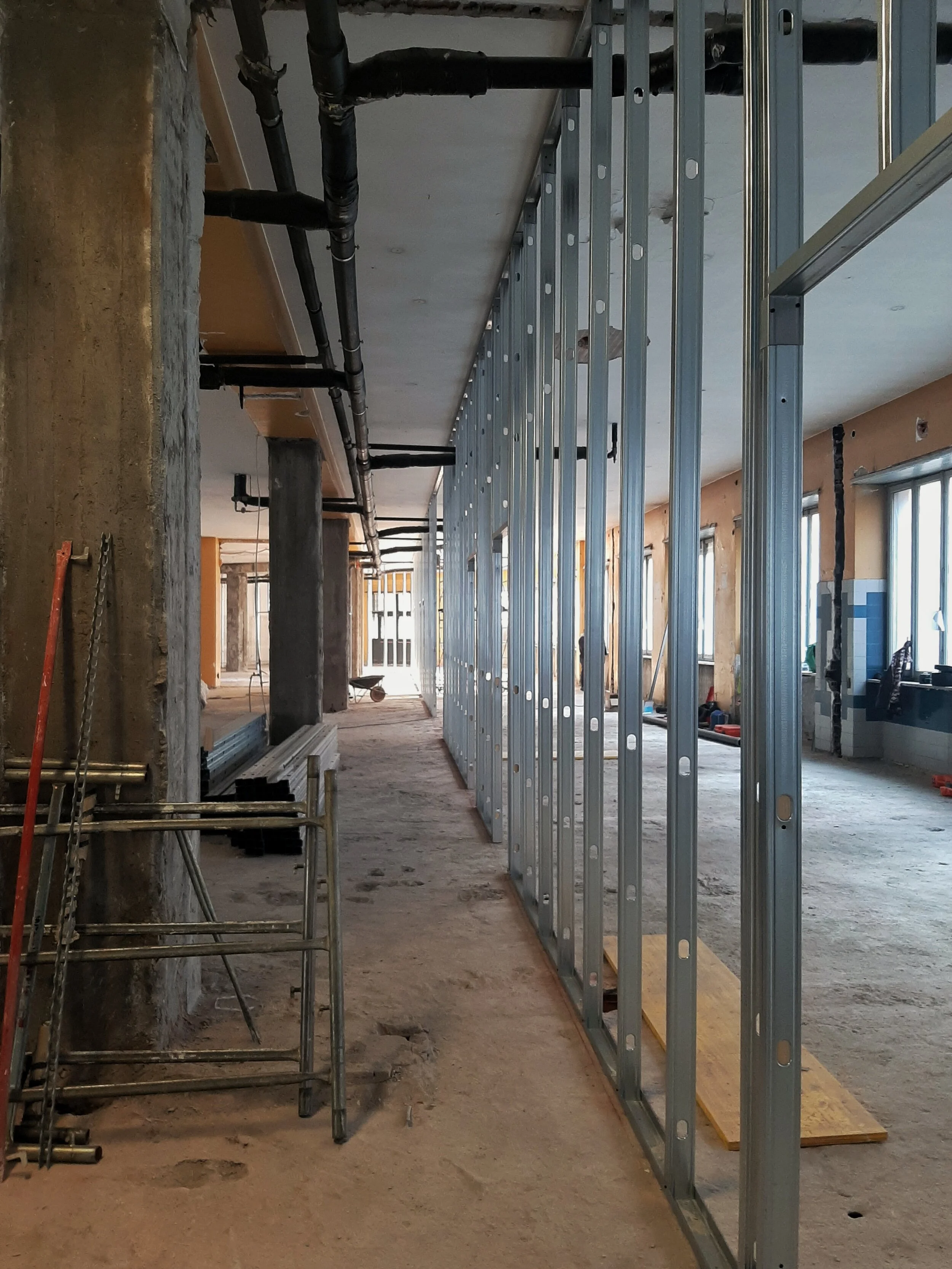 Collegio Einaudi - Struttura di tramezzature in cartongesso dei corridoi.
