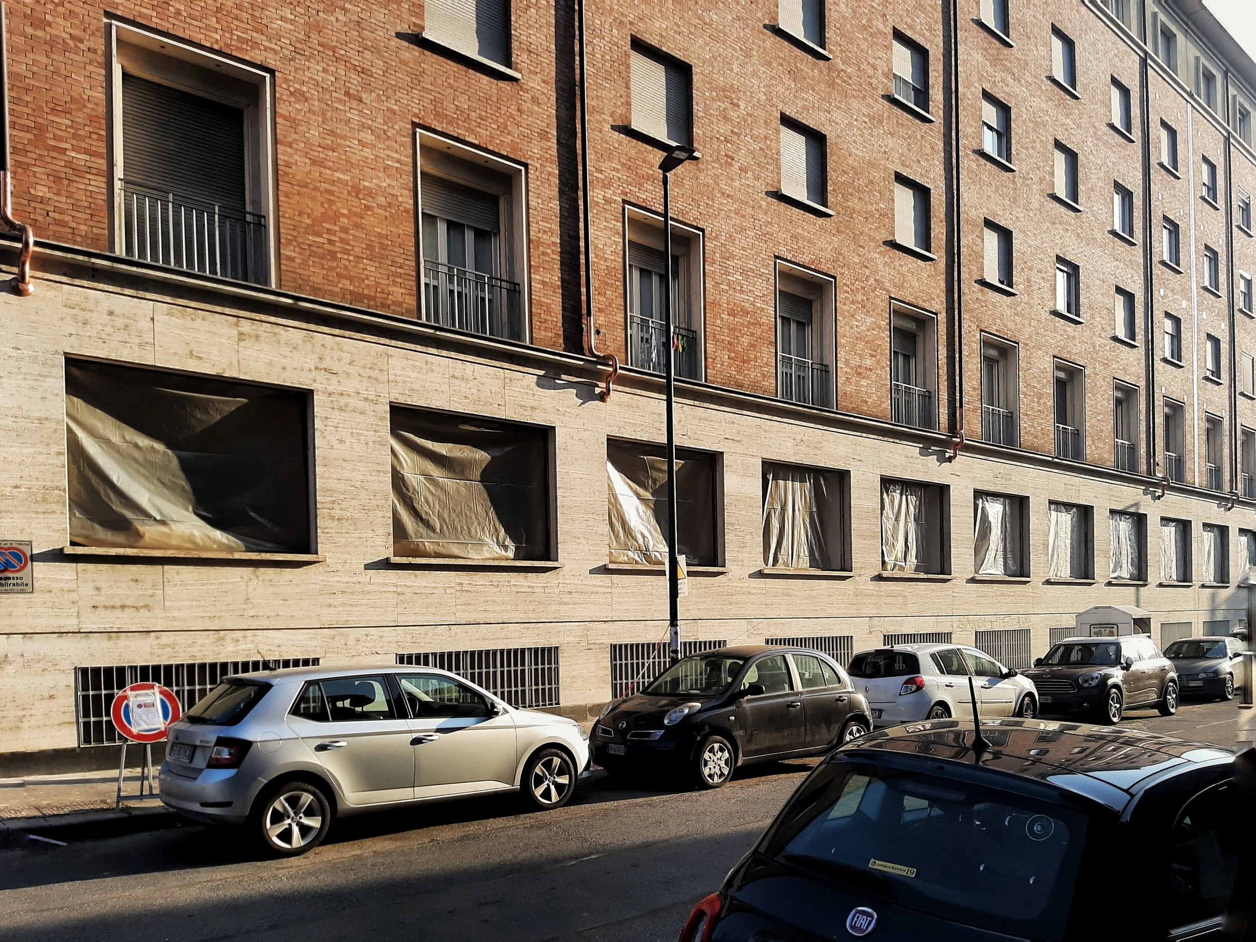 Collegio Einaudi - Rimozione serramenti esterni.