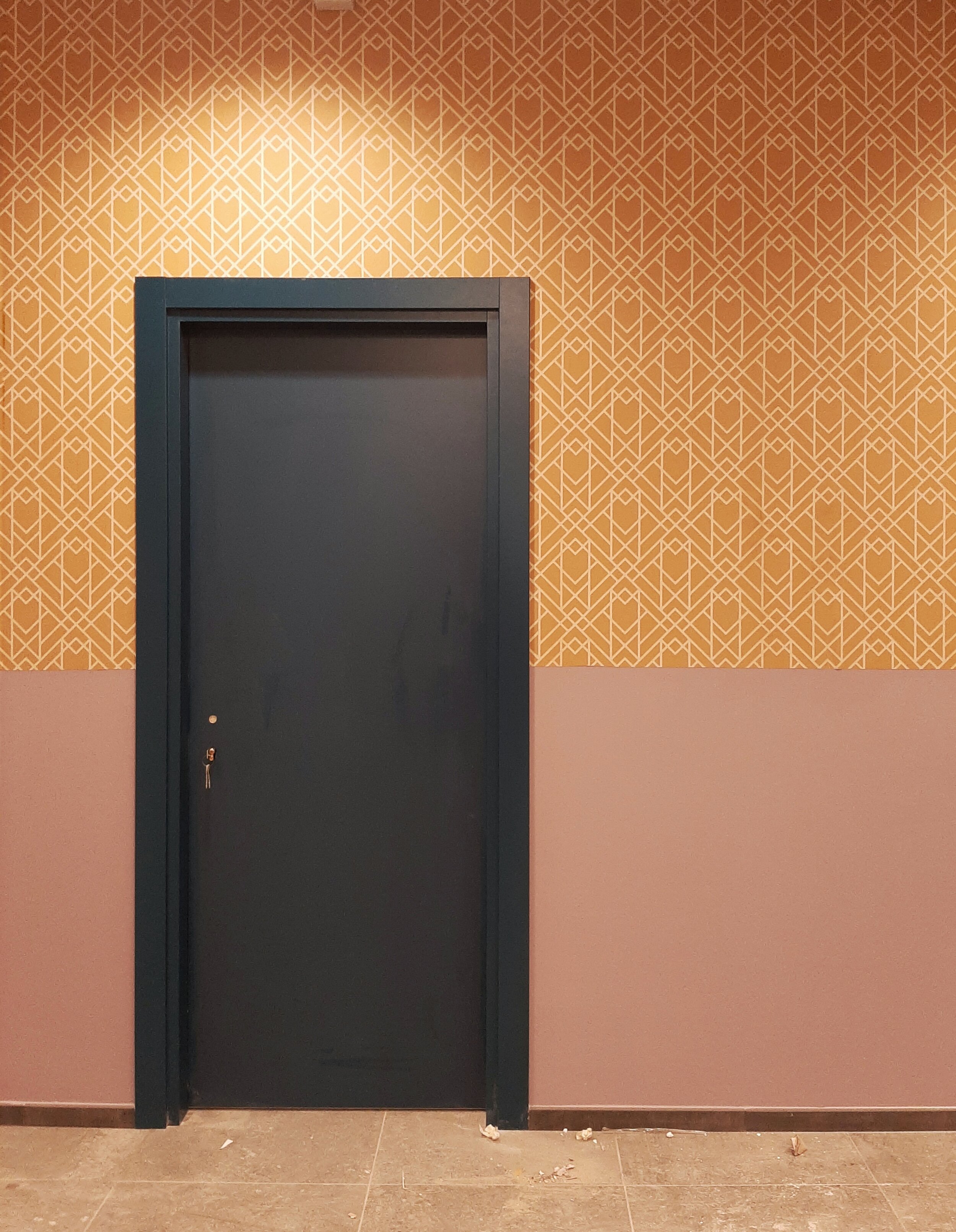 Collegio Einaudi - Carta da parati giallo, smalto lavanda, porta blu, battiscopa antracite, piastrella cemento.