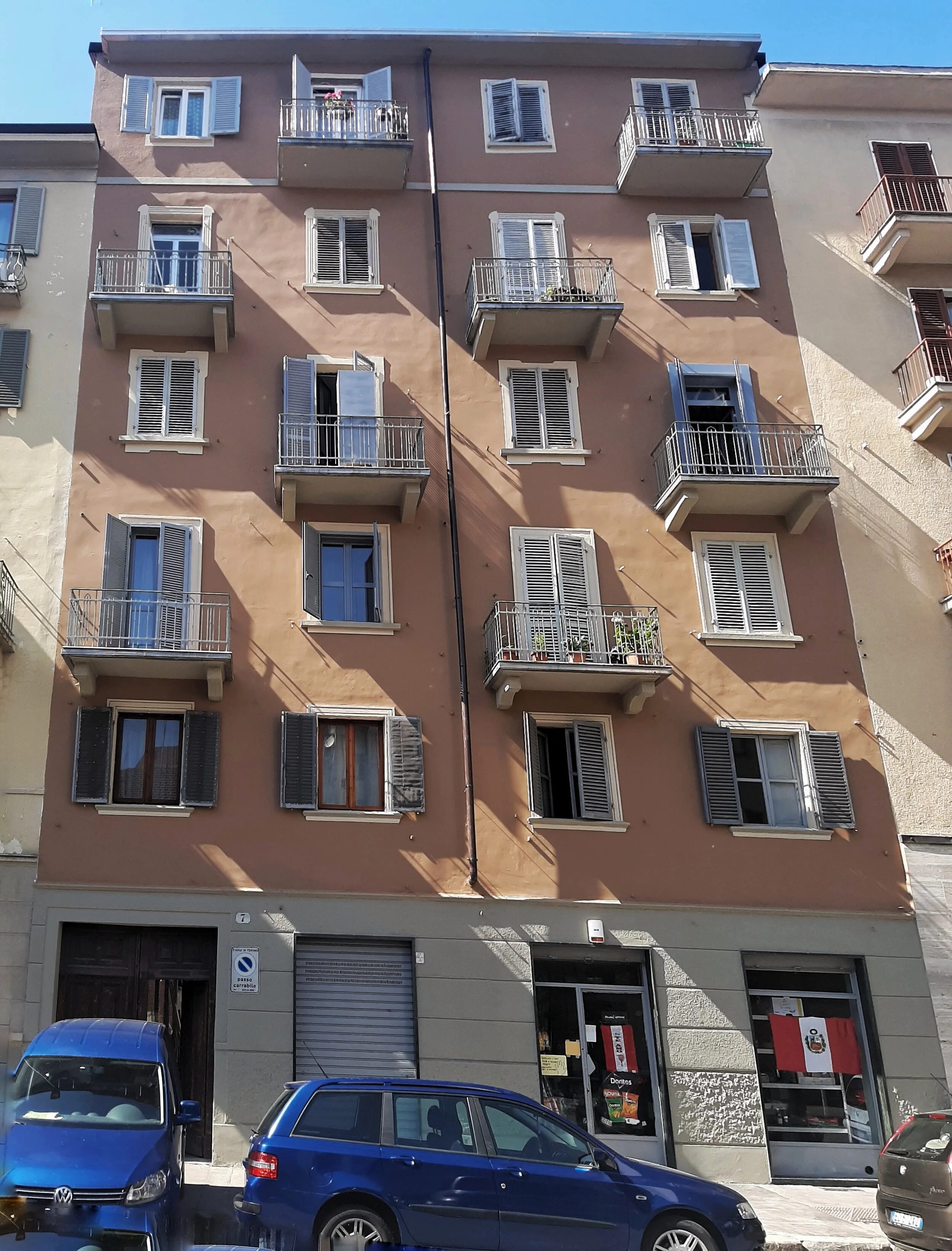 Corso Giulio Cesare - Rifacimento facciata condominio, smantellato il ponteggio. C'è ancora qualche ritocco da fare...