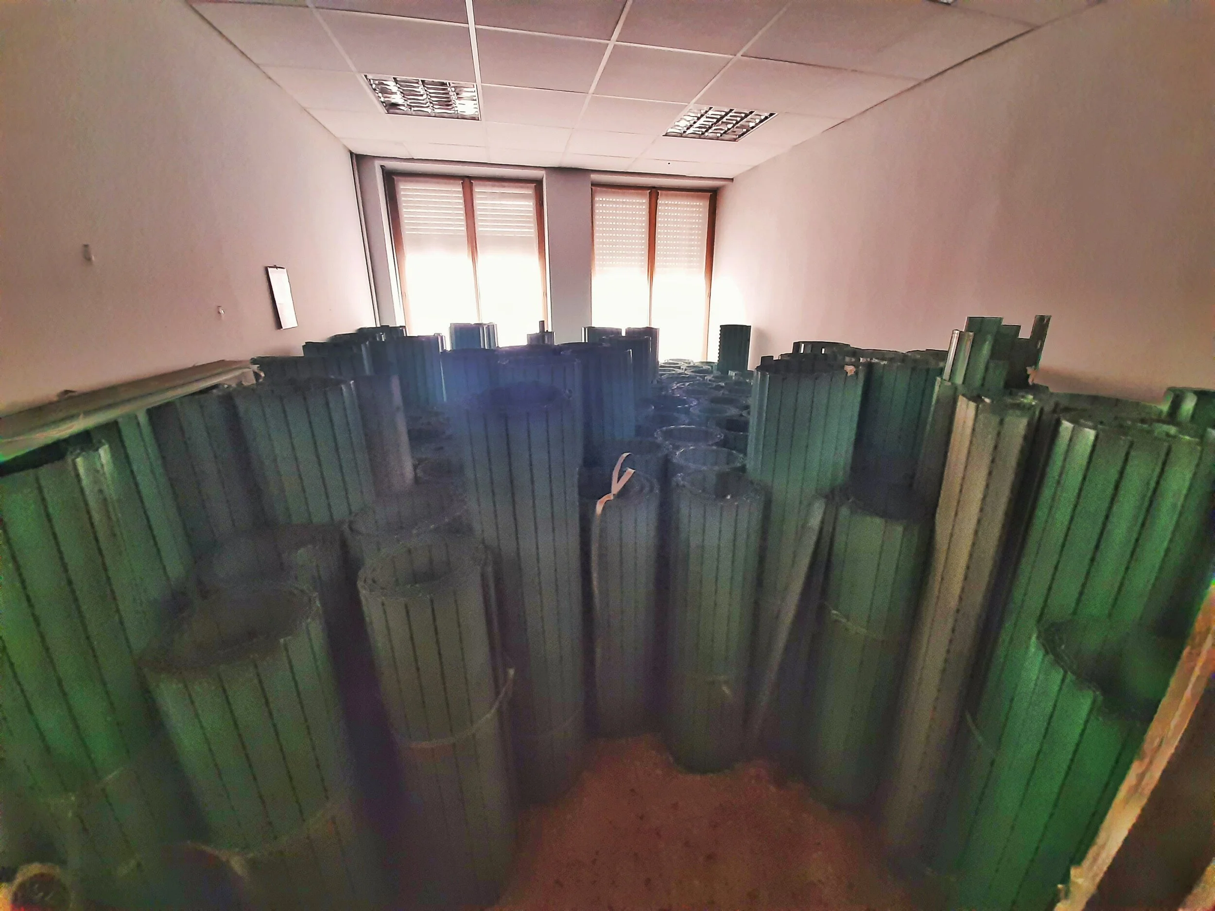 Collegio Einaudi, sezione Mole - Chiudiamo la strada per montare la gru mentre dentro si smontano le persiane.