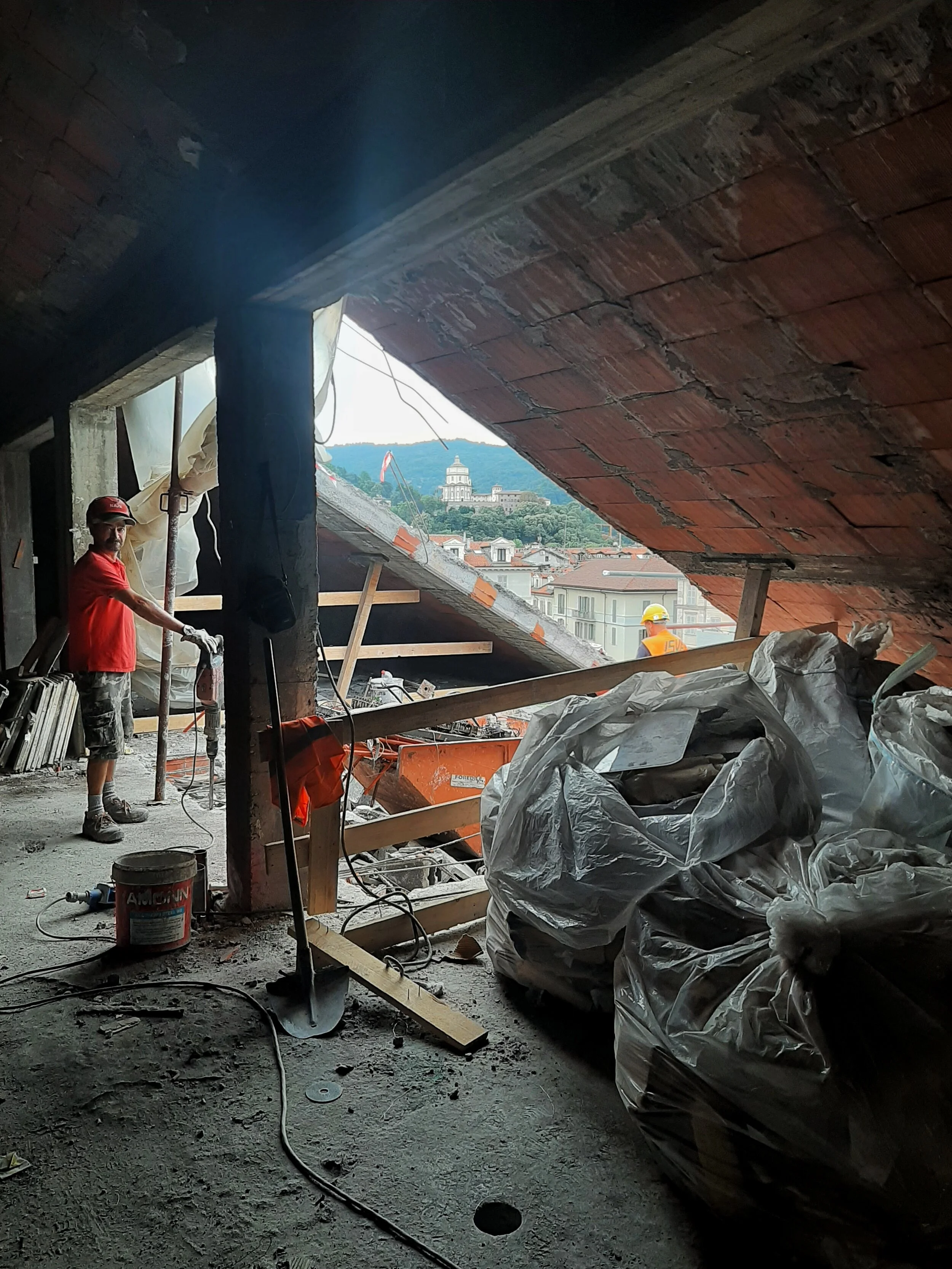 Collegio Einaudi, sezione mole - demolizione ultimo solaio e tetto per sbarco nuova scala.