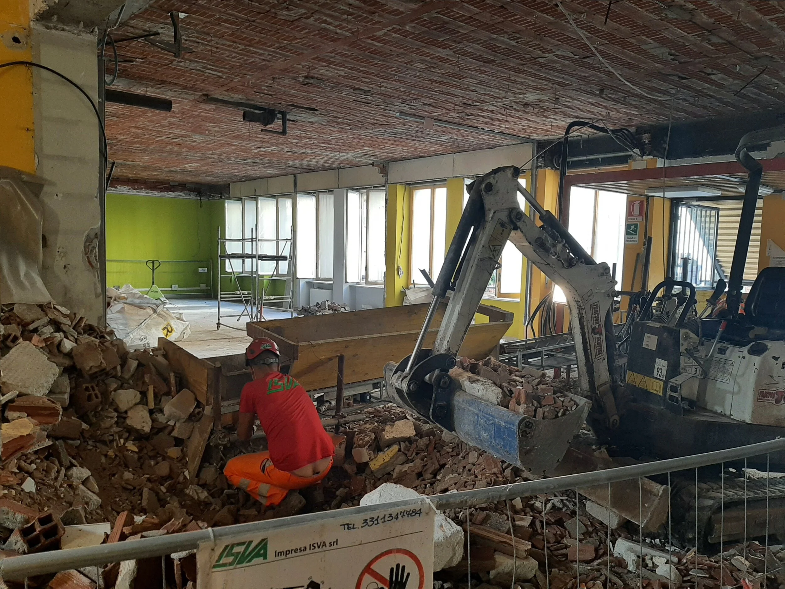 Collegio Einaudi - Le macerie vengono spostate al piano terreno attraverso il vano ascensore vengono portate all'esterno con un nastro trasportatore.