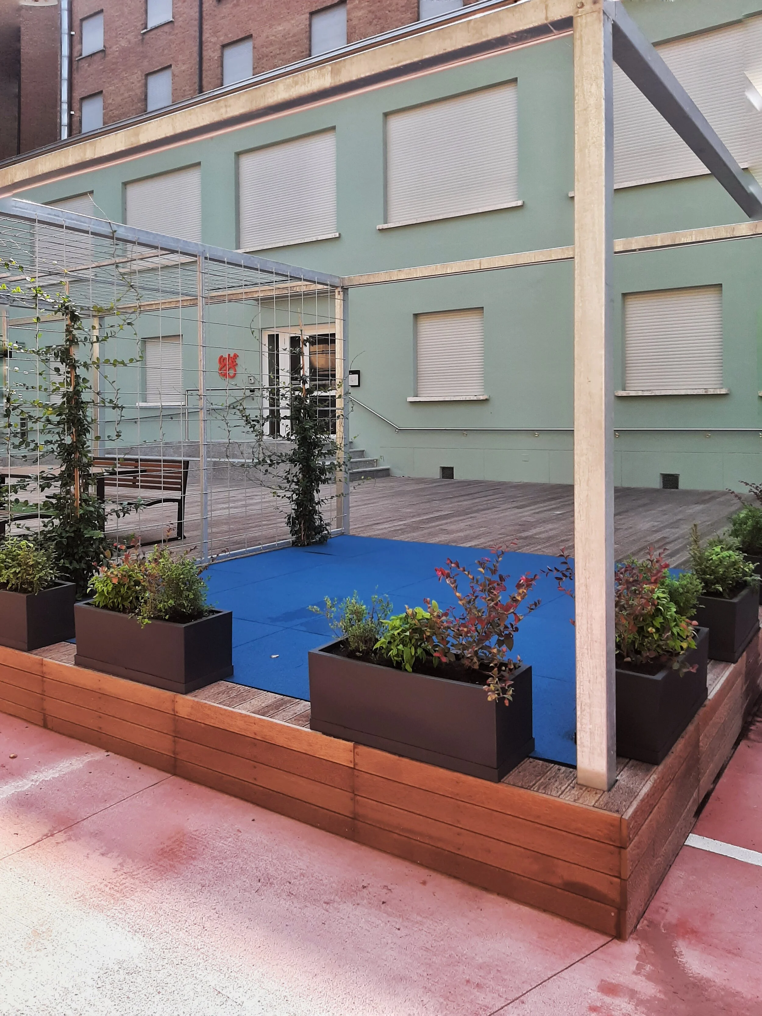 Collegio Einaudi, Ex mensa - Sono arrivate le fioriere.