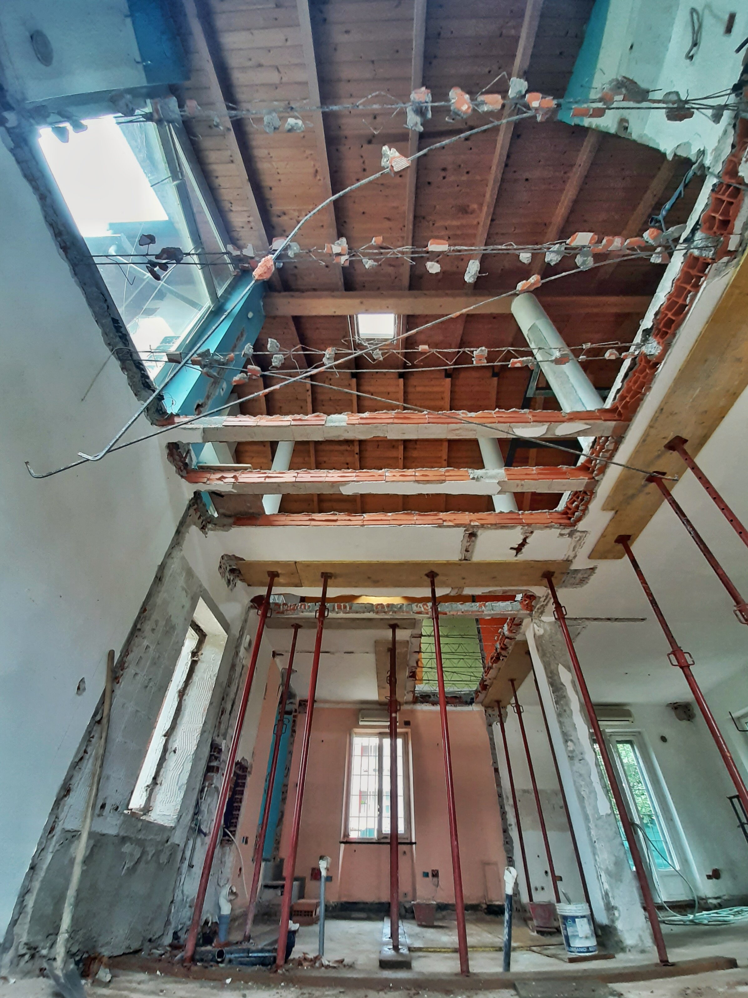 San Mauro - Demolizione solai per realizzazione soggiorno a doppia altezza e scala.