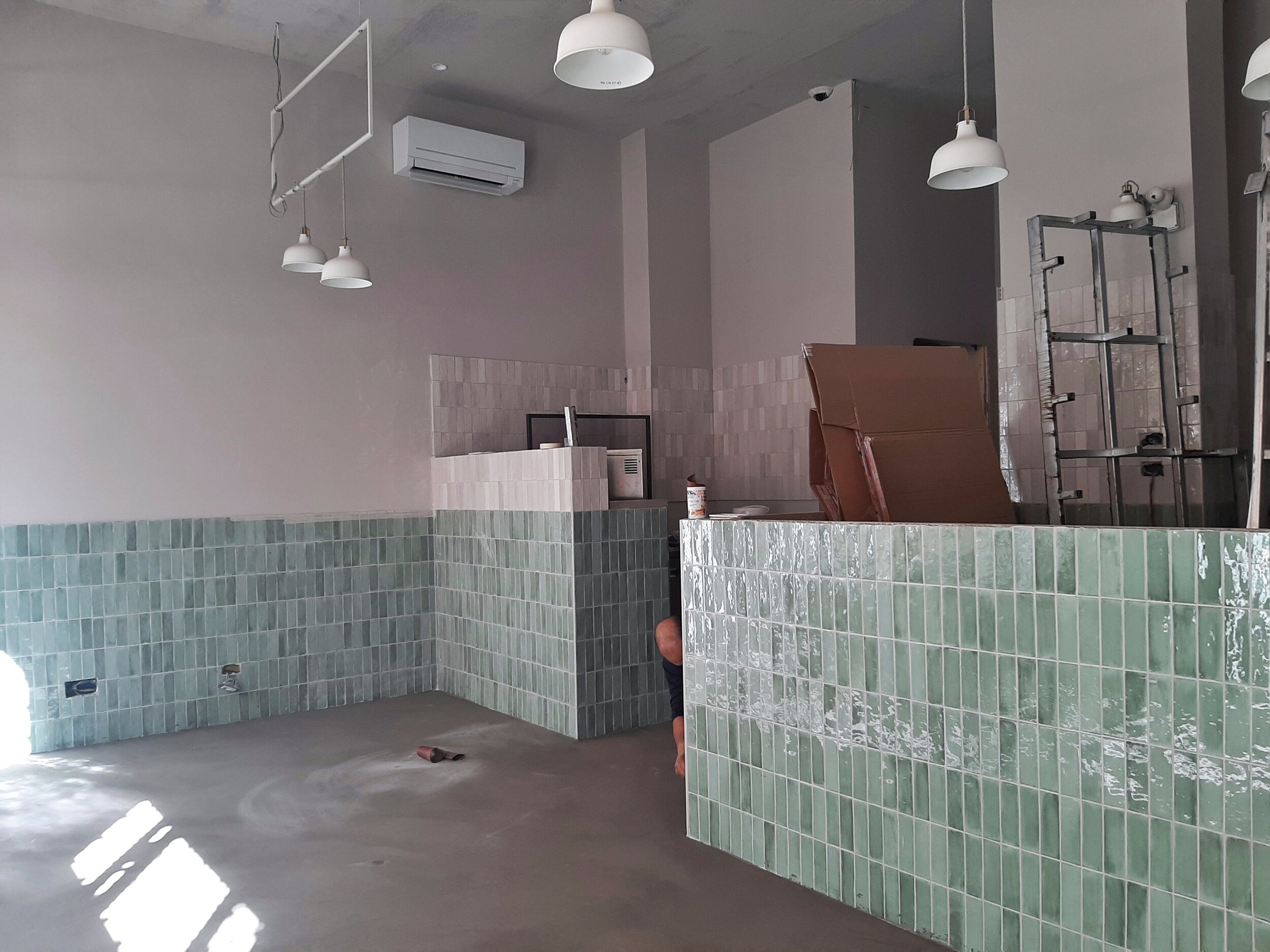 Via Maria Vittoria 37 - Pavimenti in microcemento  e banconi.