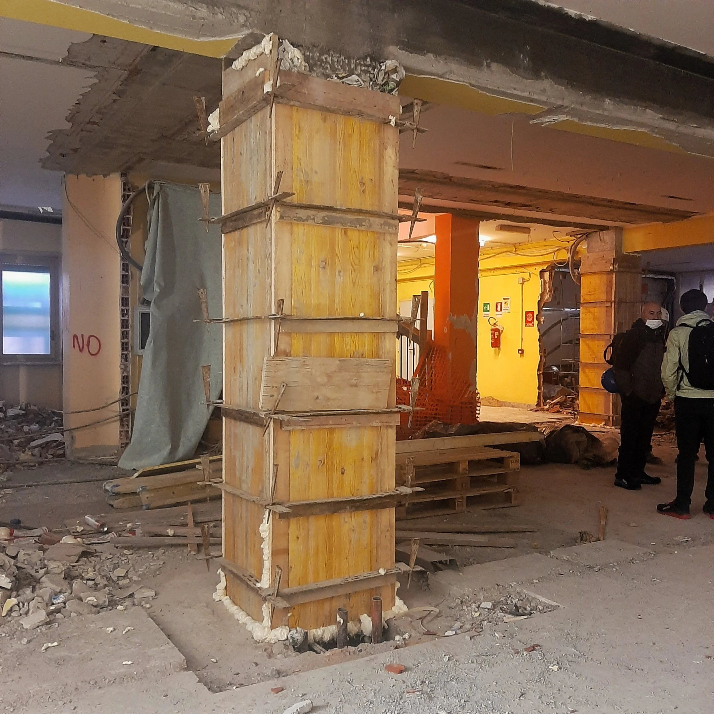 Collegio Einaudi,  sezione Mole - Casseratura per consolidamento pilastri piano interrato.