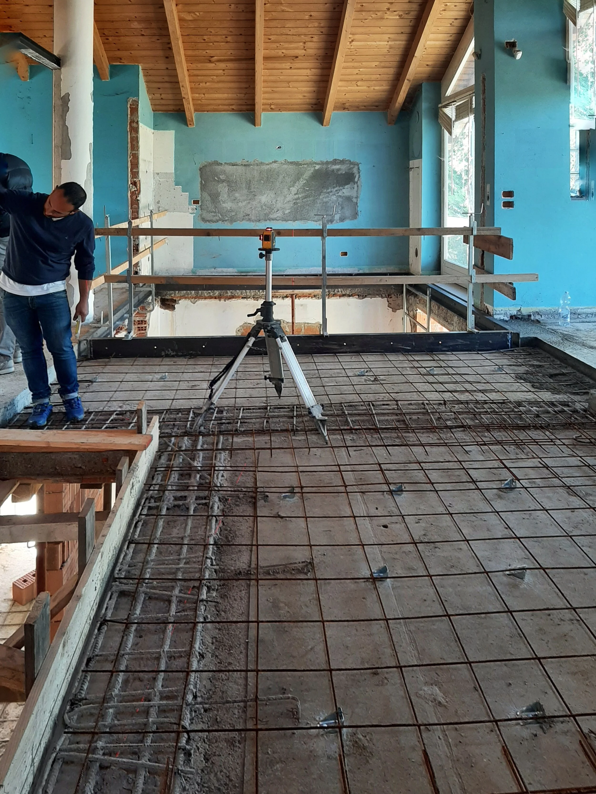 San Mauro Torinese - Preparazione per consolidamento solaio e struttura di rinforzo doppia altezza.