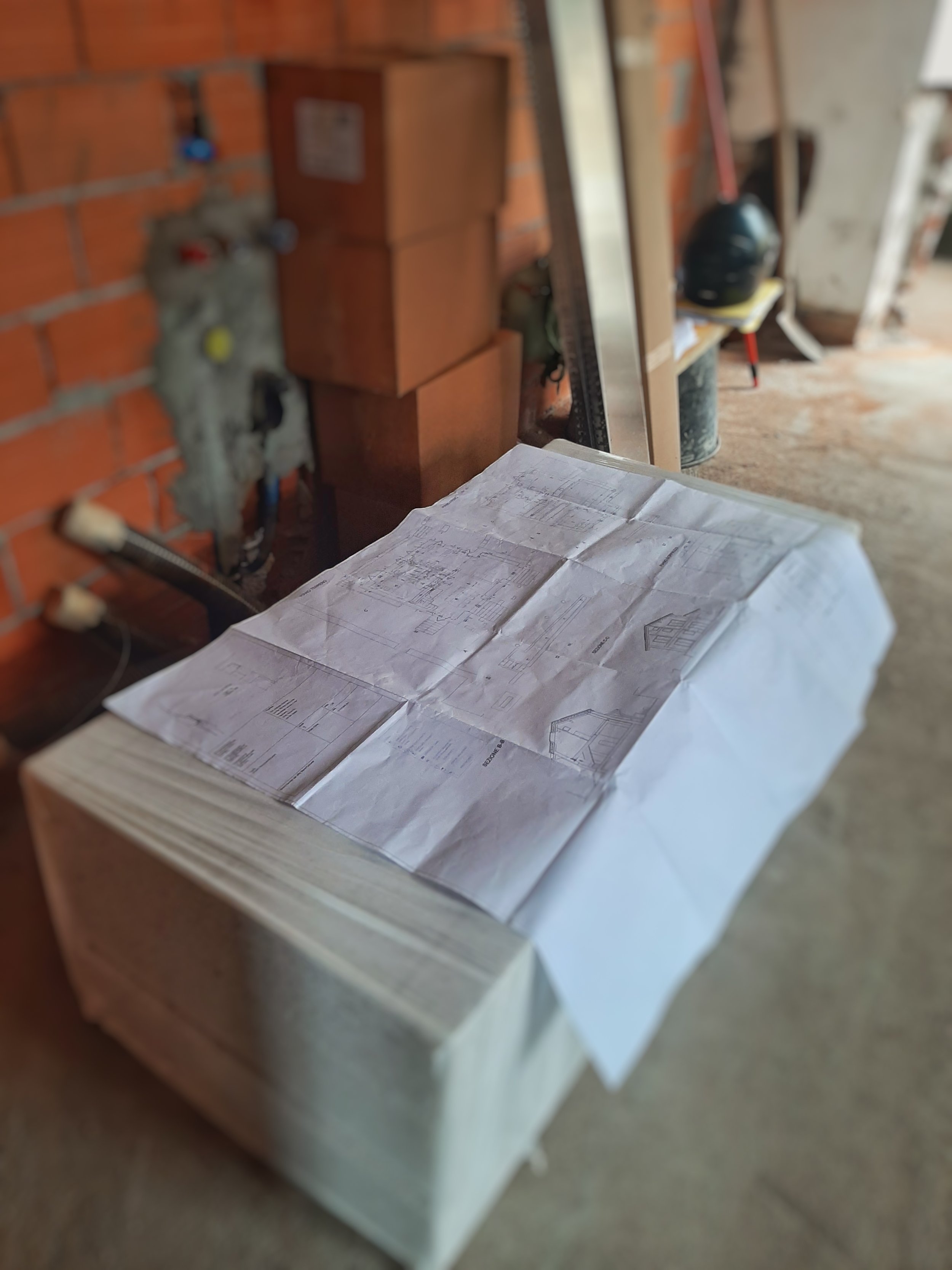 San Mauro Torinese - Disegni per il tracciamento dell'impianto elettrico sulla scrivania dell'architetto.