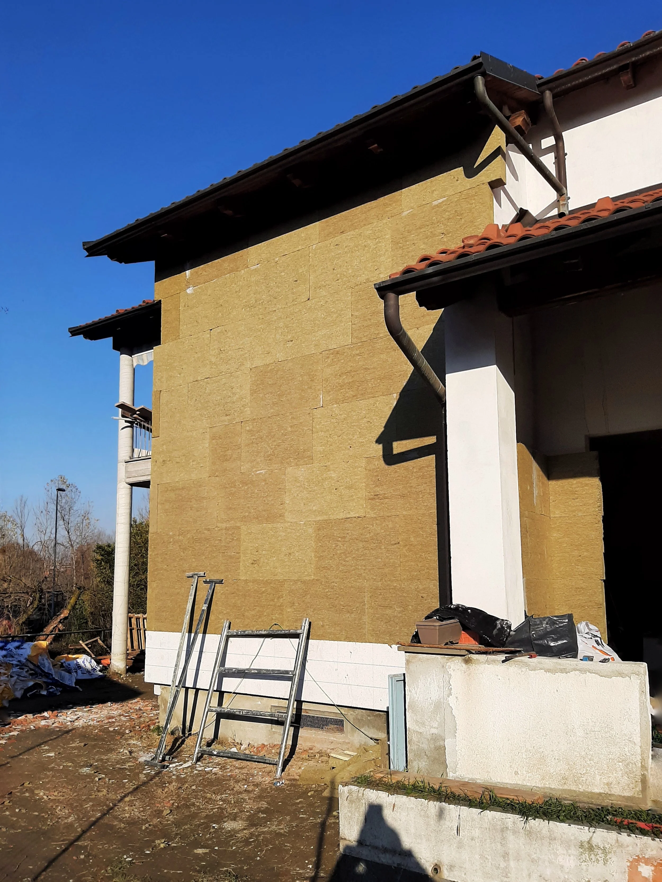 San Mauro Torinese - Inizio della posa del cappotto termico.