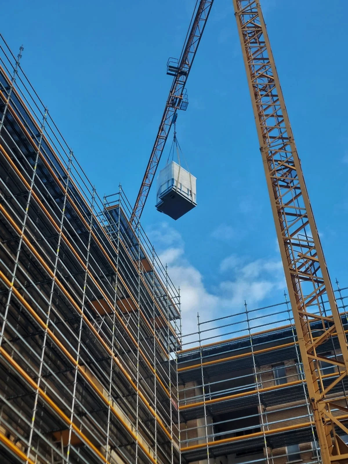 Collegio Einaudi, sezione Mole - Cominciano ad arrivare i primi bagni prefabbricati.