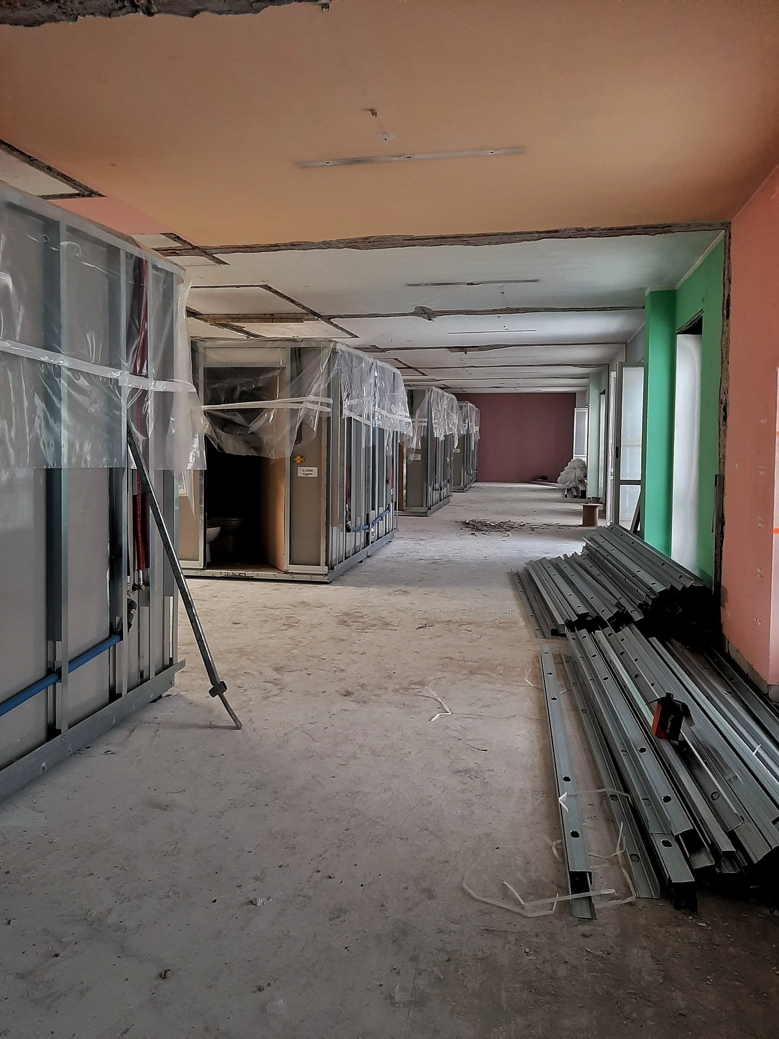 Collegio Einaudi, sezione Mole - Bagni prefabbricati: sbarco al piano e posizionamento.