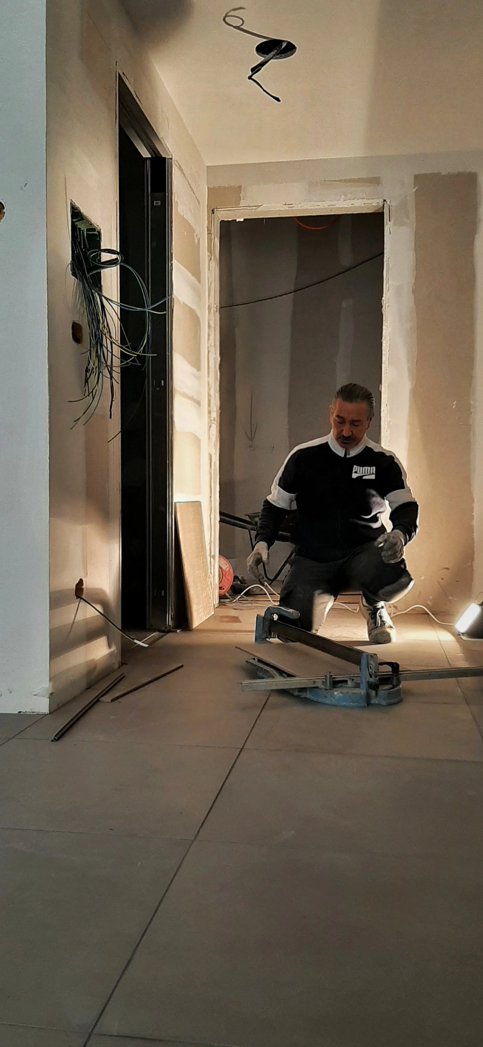 Collegio Einaudi, sezione Mole - Posa dei pavimenti.