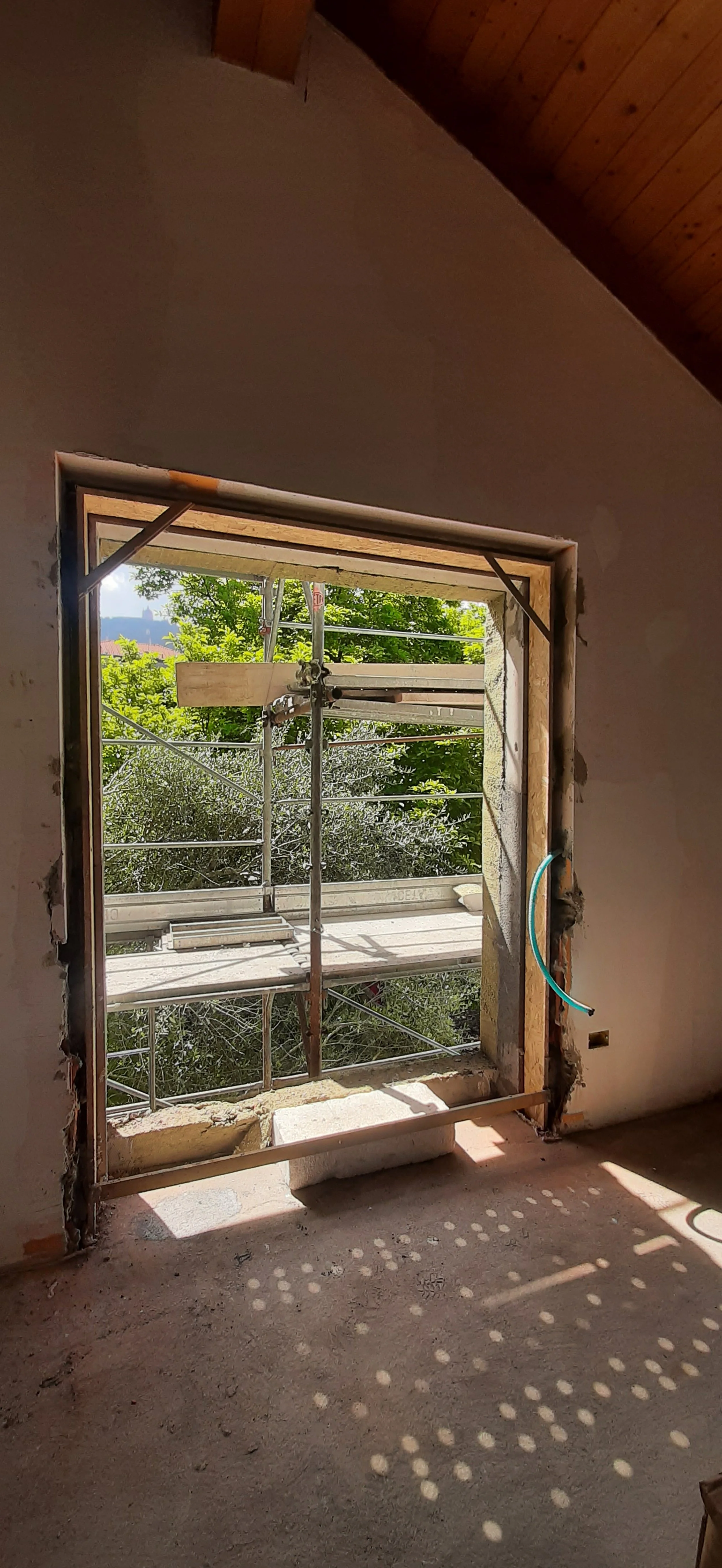 Villa a San Mauro Torinese - La finestra sul cortile, controtelai montati.