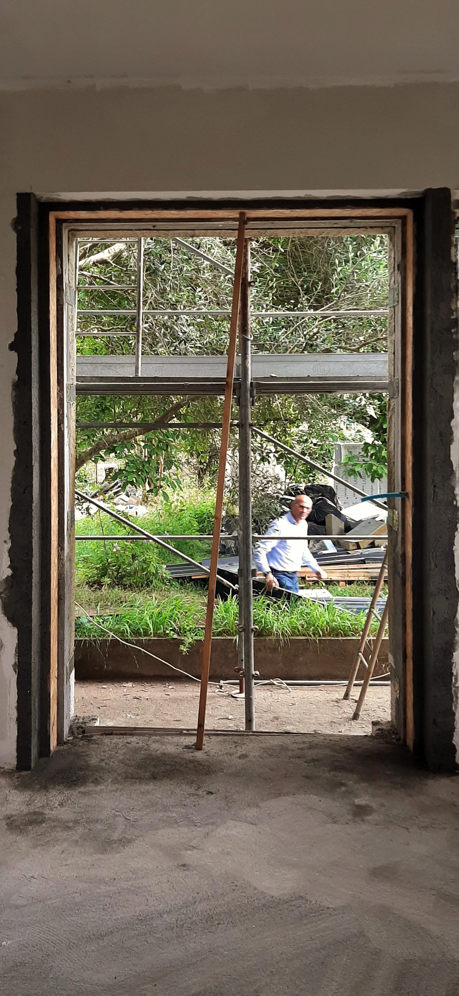 Villa a San Mauro - La direzione impiantistica vigila sulla riquadratura delle spallette serramenti.