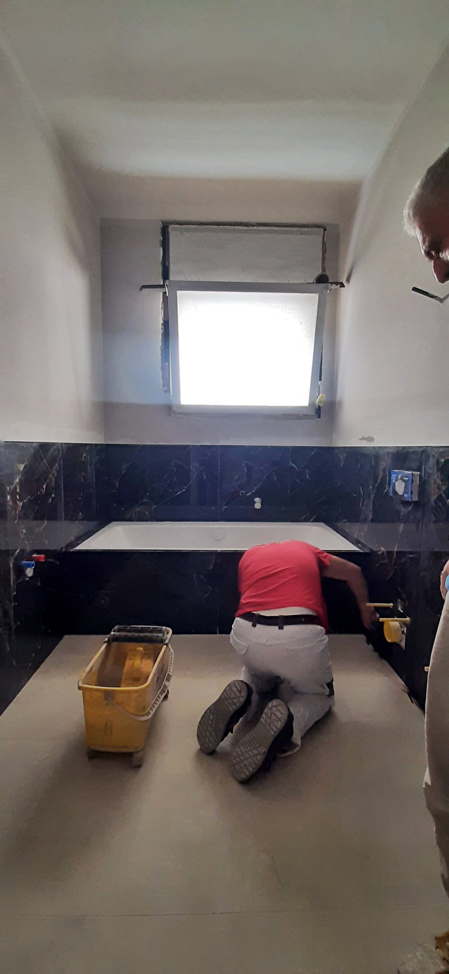 Corso Unione - Stuccatura dei rivestimenti dei bagni.