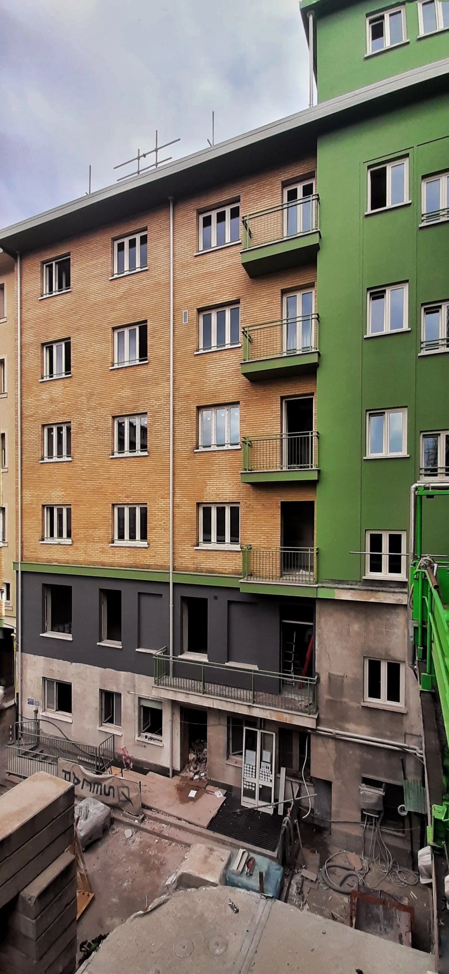 Collegio Einaudi, sezione Mole - Smontati i ponteggi lungo prospetto con i nuovi colori verso l'interno cortile.