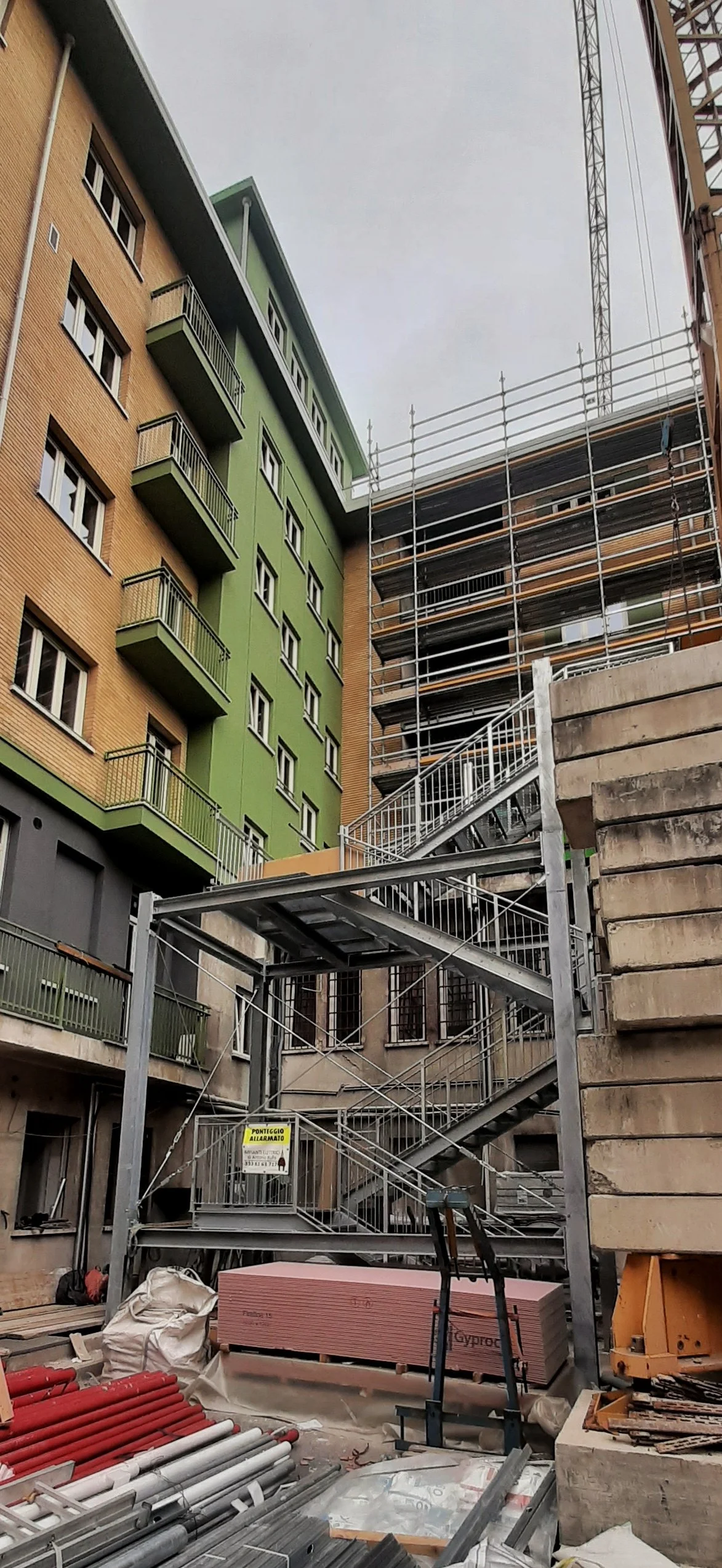 Collegio Einaudi, sezione Mole - Prima fase di assemblaggio scala di sicurezza.